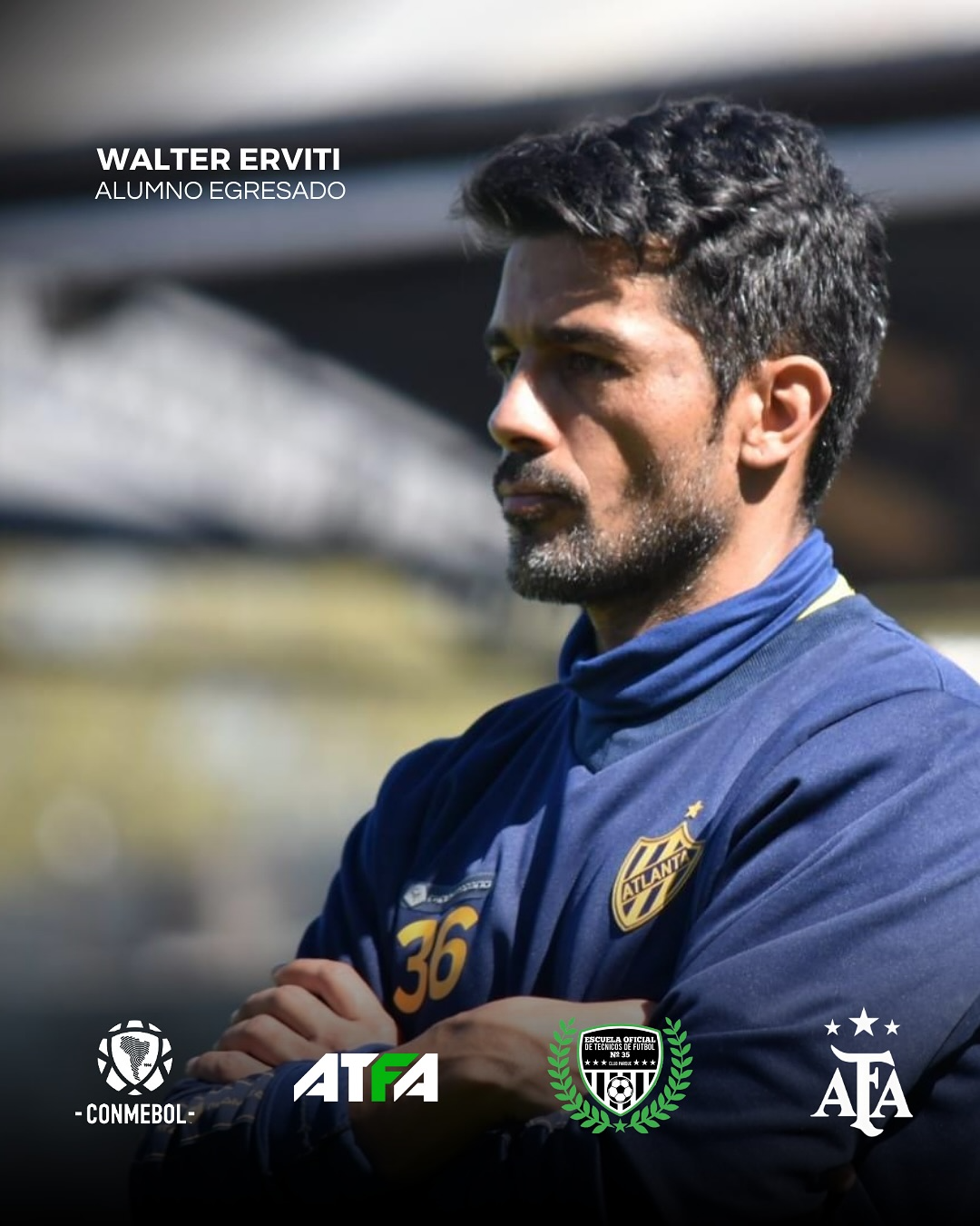 Walter Erviti, un hombre de expresión seria, vistiendo una camiseta azul con detalles dorados y logos en la parte inferior.