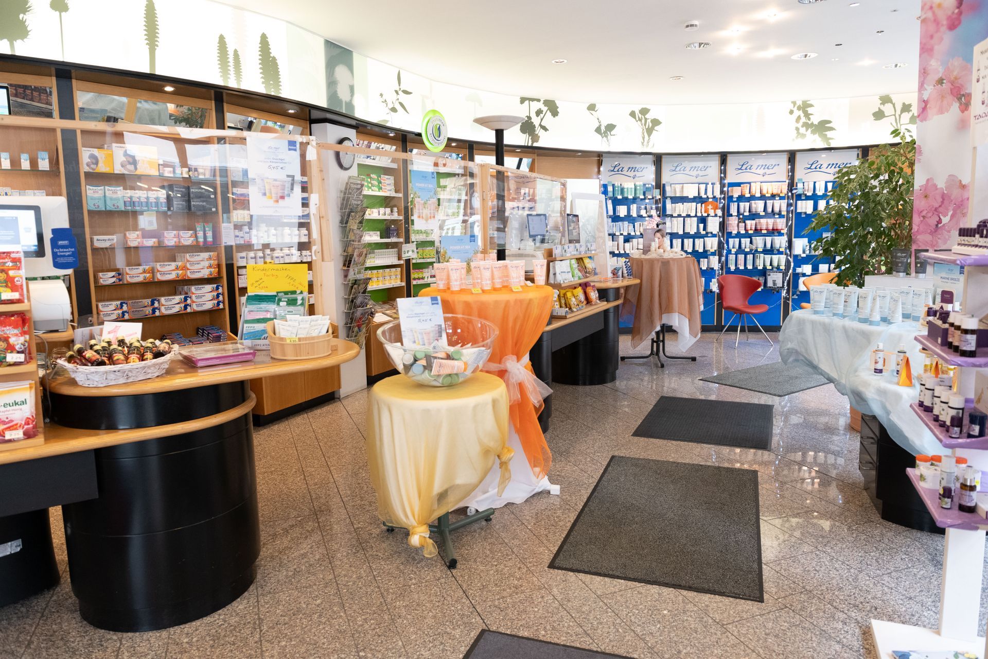 Eine Apotheke mit Tischen und Regalen voller Produkte