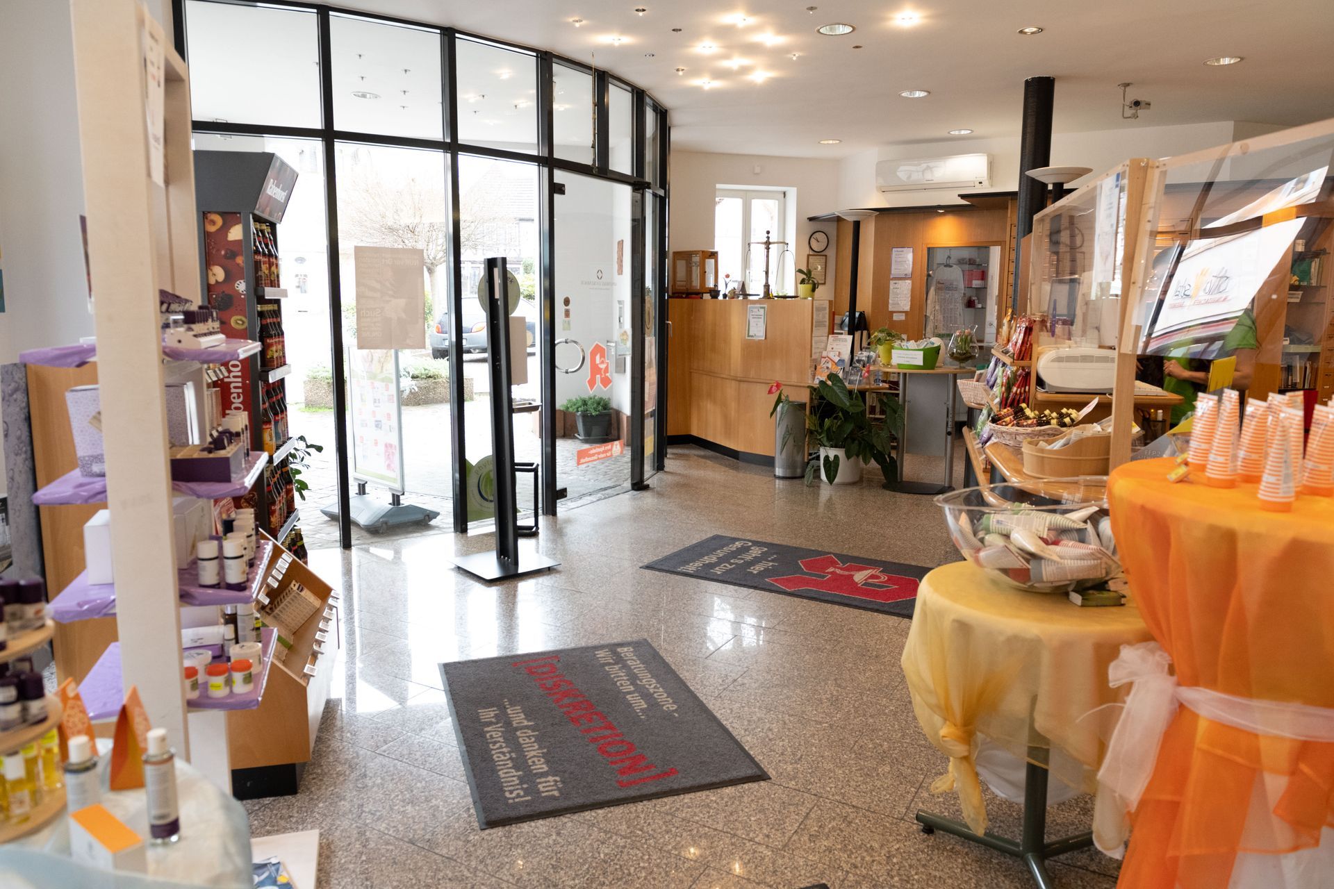 Ein großer Raum mit vielen Fenstern und Tischen darin