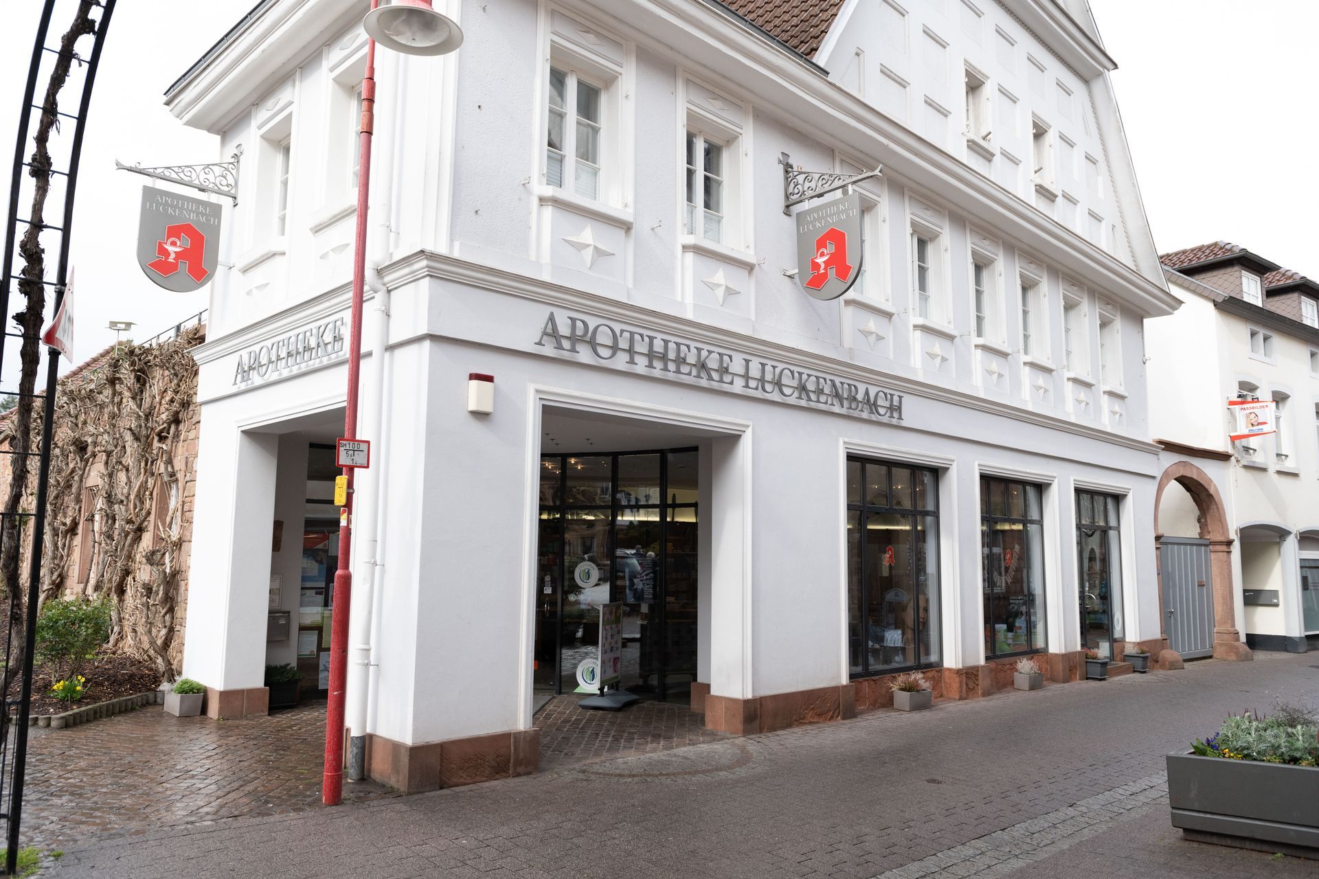 Ein weißes Gebäude mit einem roten Pfeil an der Seite.