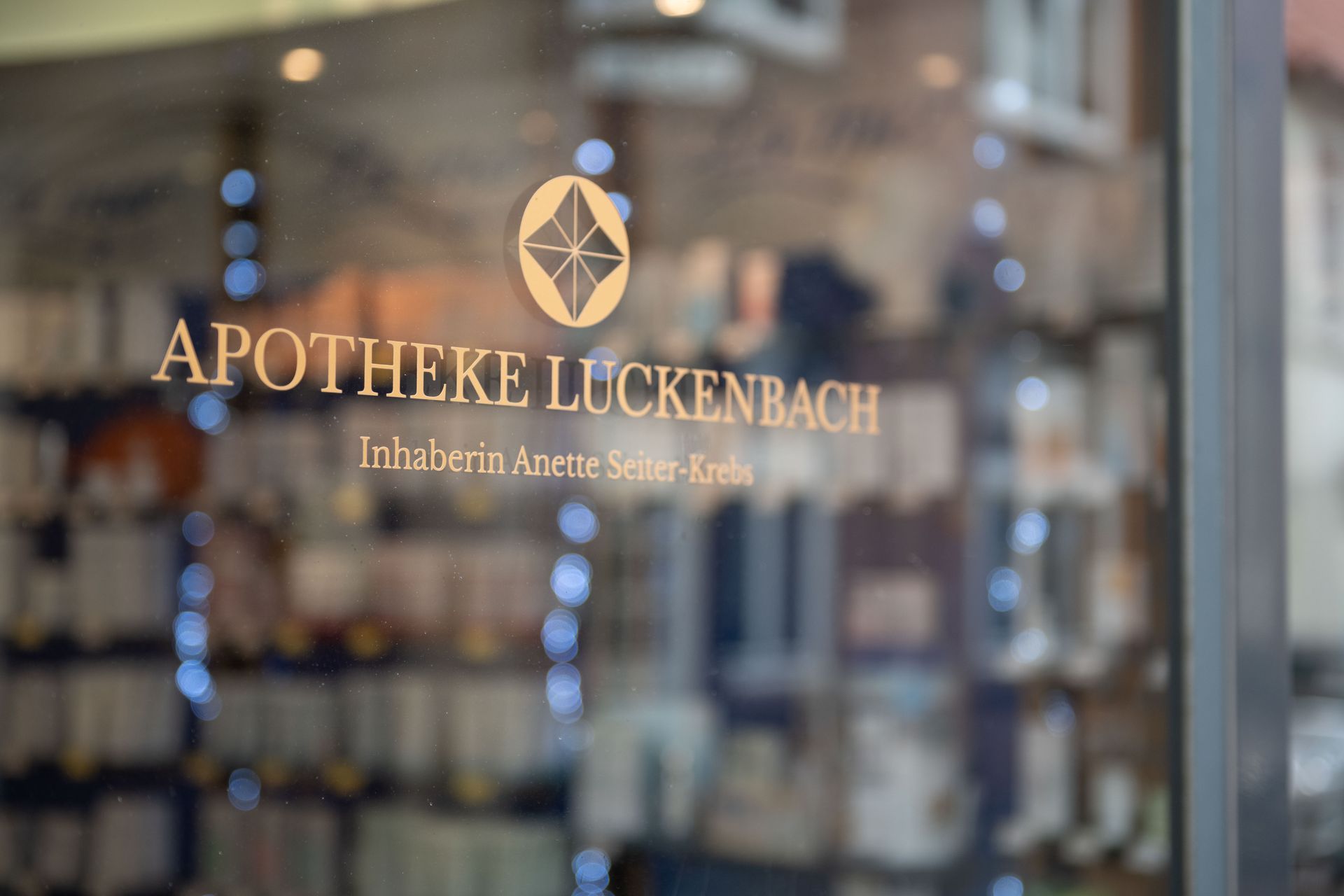 Eine Ladenfront mit dem Namen Apotheke Luckenbach darauf