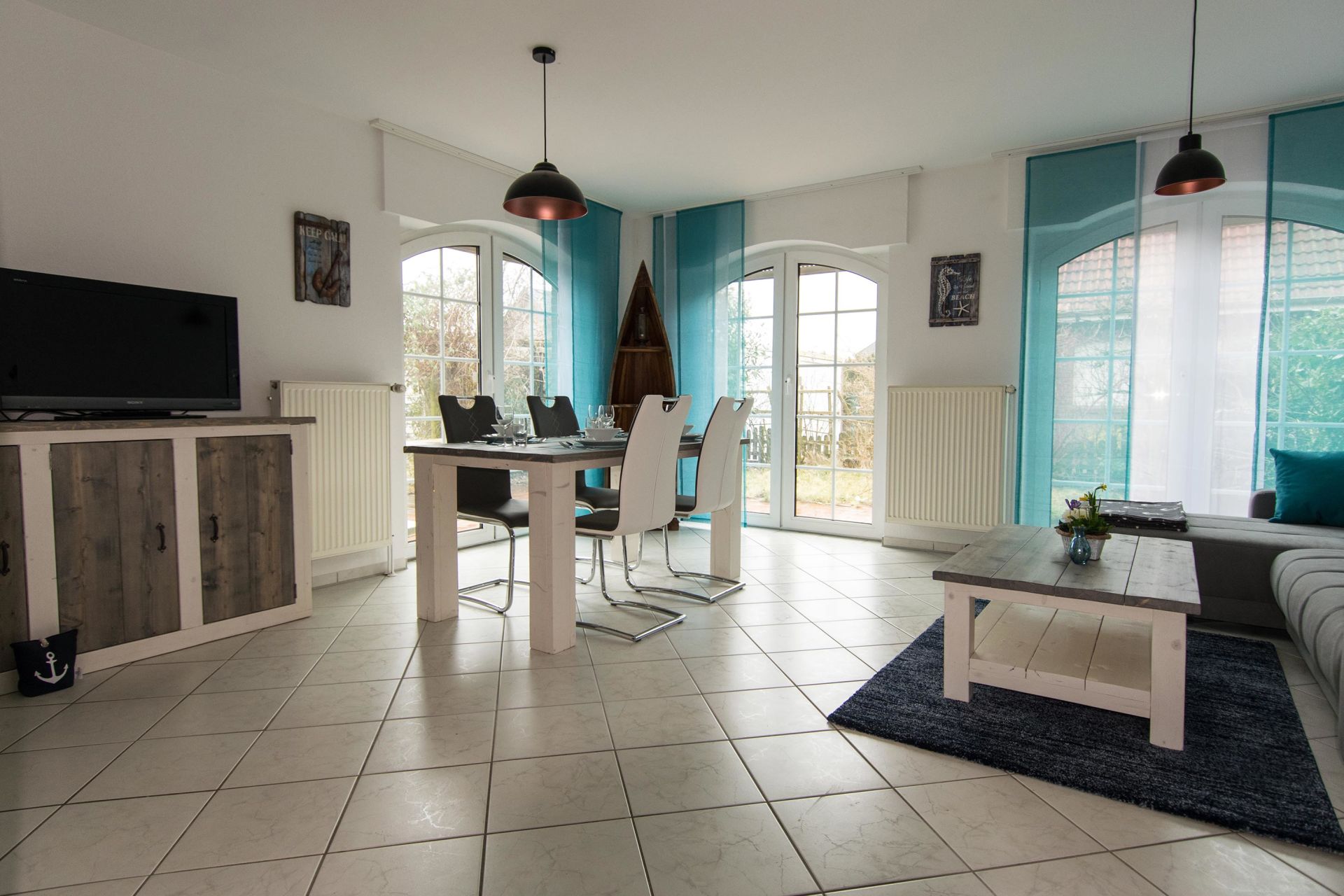 Wohnzimmer mit Esstisch