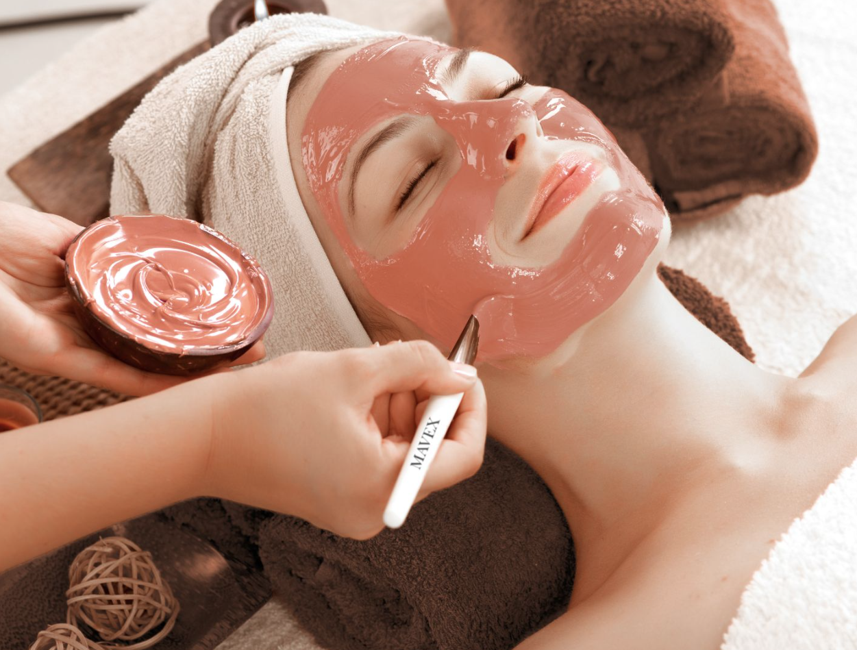 Una donna è sdraiata su una sedia a sdraio con gli occhi chiusi.