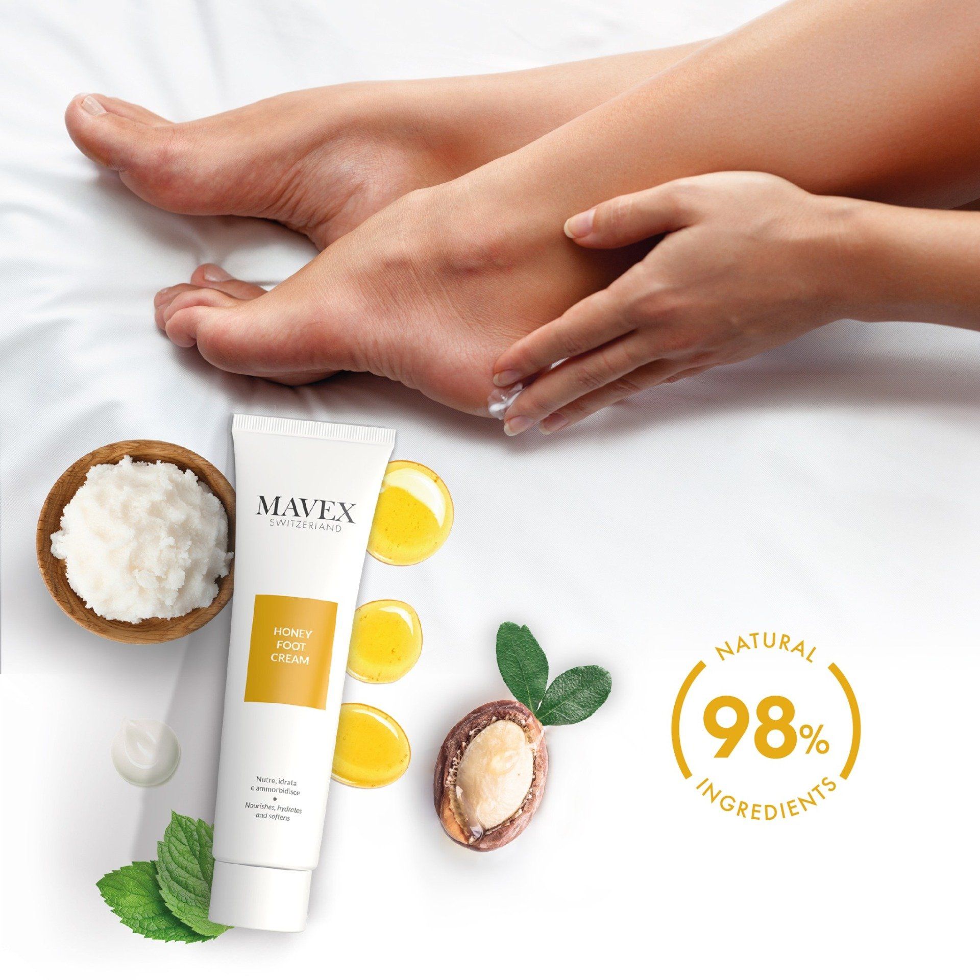 I piedi di una donna accanto a un tubetto di crema per i piedi Maven