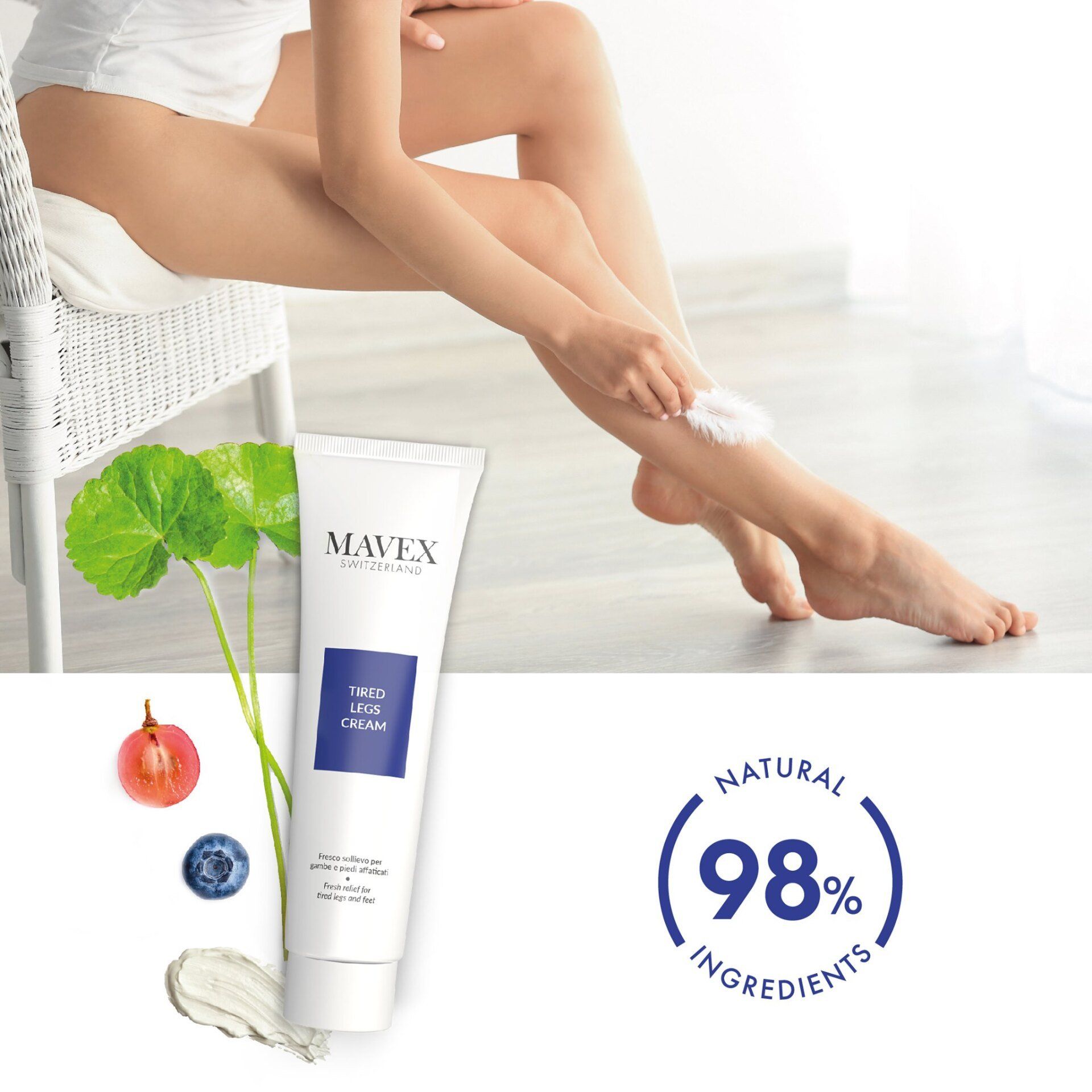 Una donna è seduta su una sedia e si applica una lozione sulle gambe.