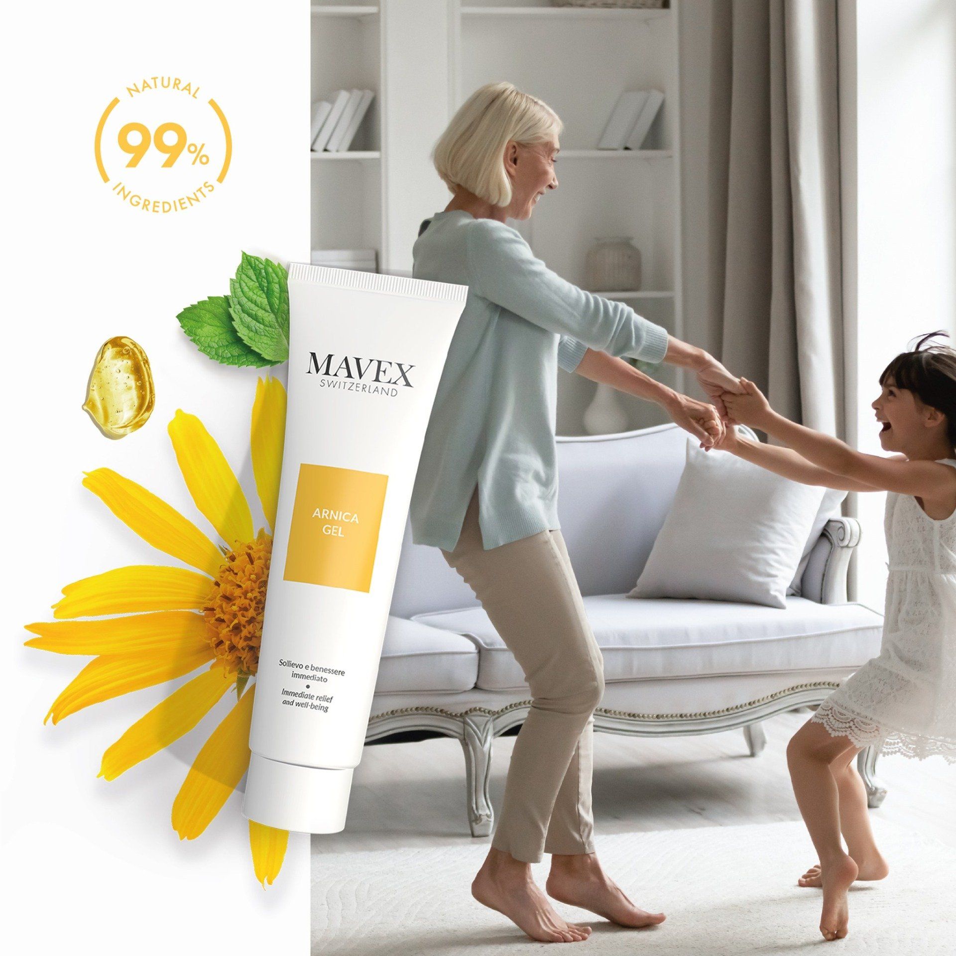 Una donna e un bambino ballano davanti a un divano.