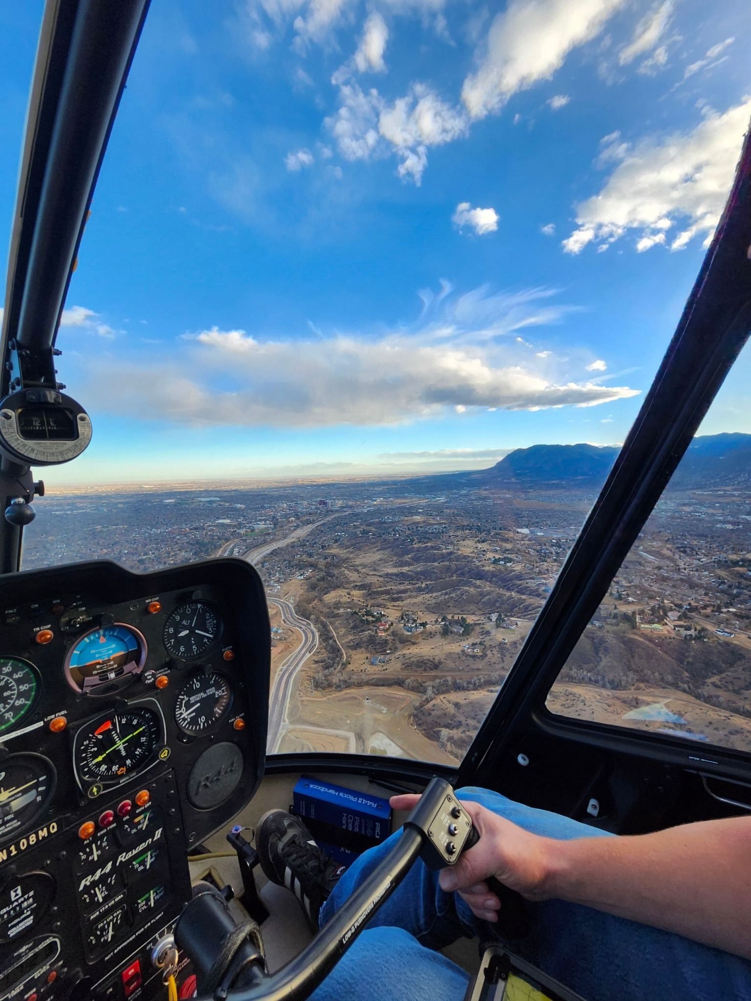 Arapahoe Flight Club R44 in the mountains