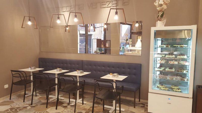 Interno della pasticceria