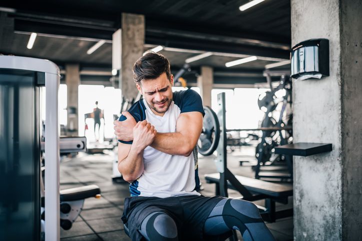 mani in gym clutching shoulder in pain