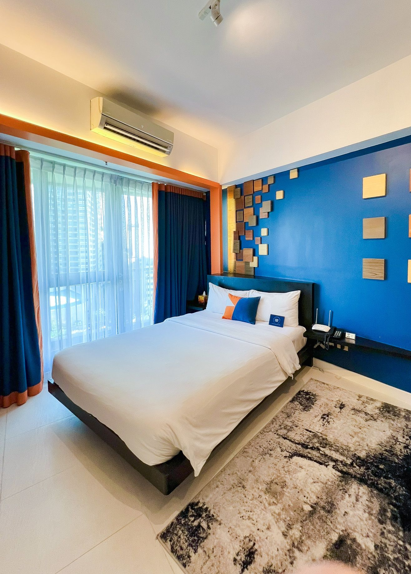 Elegant hotel room with sitting area, ideal for business travelers looking for hotels near Greenbelt Makati.