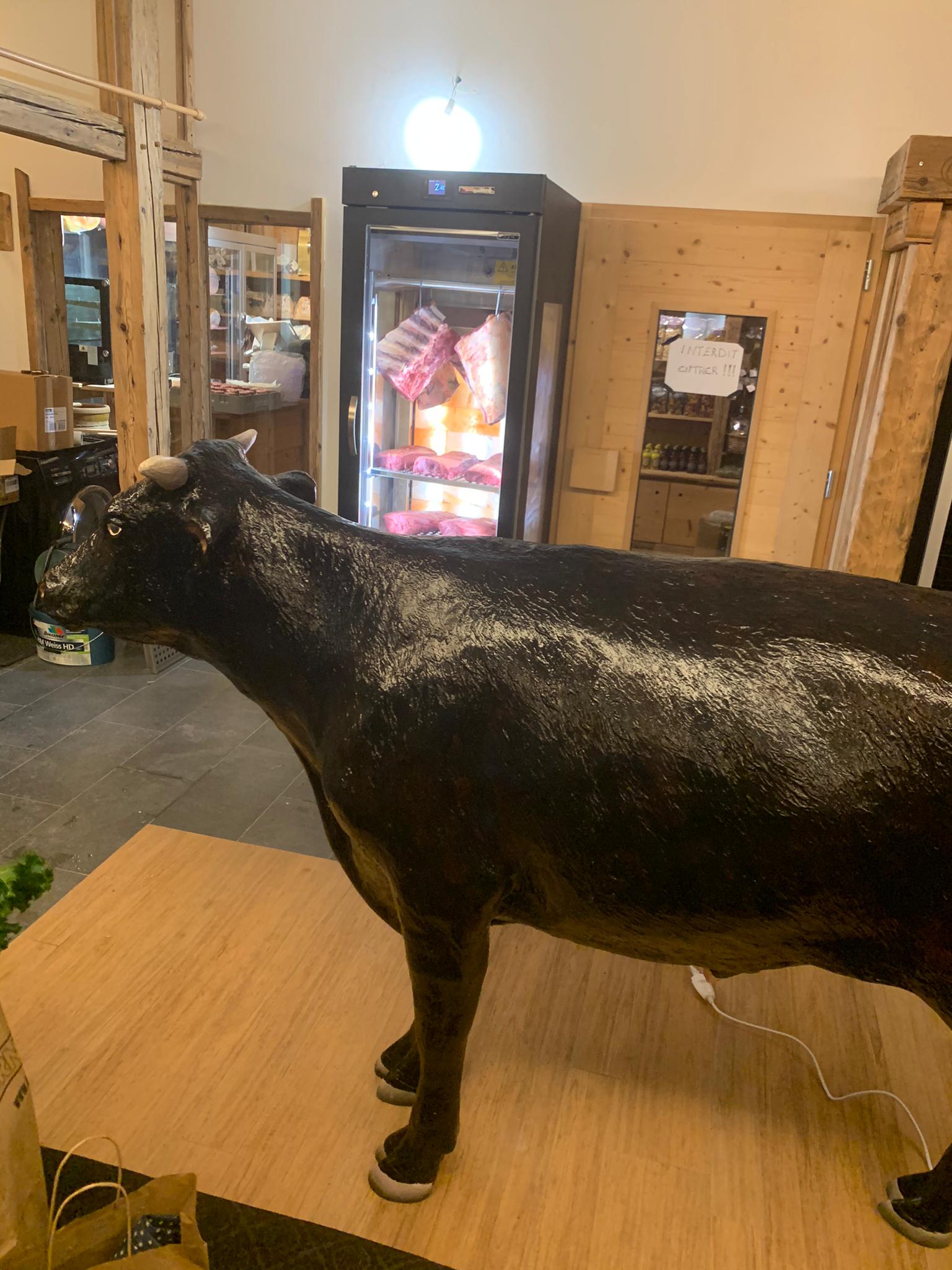 Statue de vache à la boucherie Nendaz