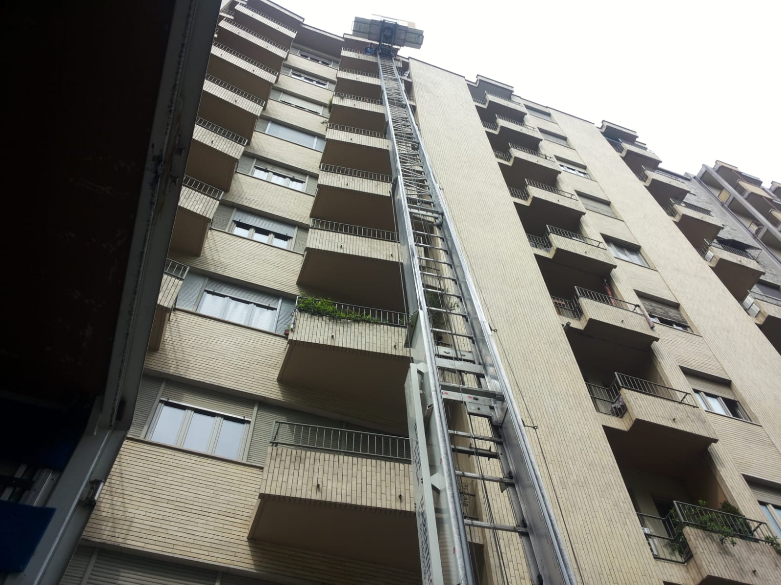 Piattaforma aerea per traslochi di appartamenti in condomini