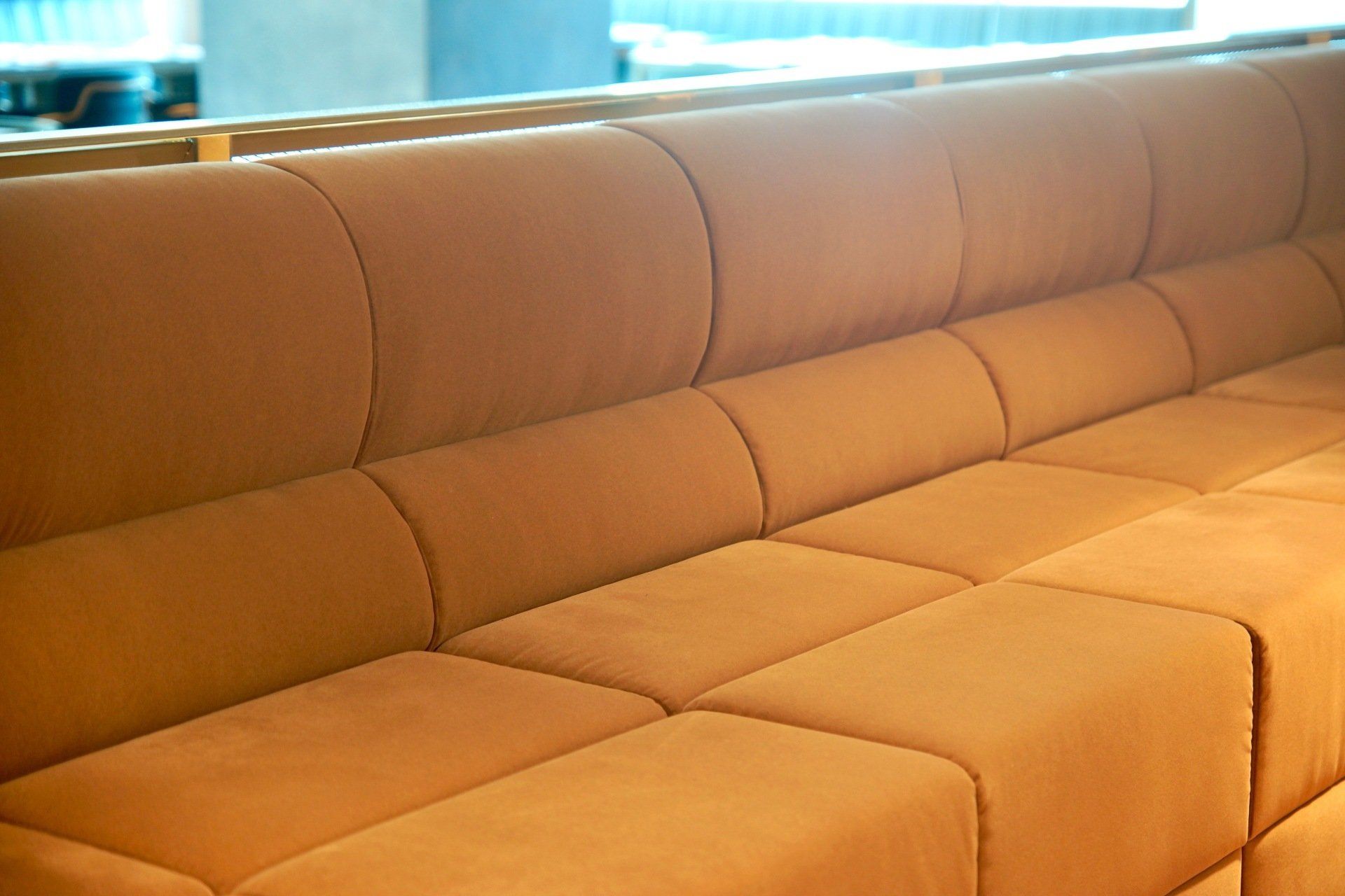 Lounge zitbanken op maat.  Rechte loungezetels. Afwerking rug met horizontale banen. Stofferen maatwerk zitbanken. Houten, gelamineerde frames. Stoffeerderij. Maatwerk. Ontwerp interieurbouwers, interieurdesigners, interieurarchitecten. Voor horeca, retail, zorg en bedrijven. Afwerking naar keuze. Gestoffeerde rug en zit. Vlakke afwerking.