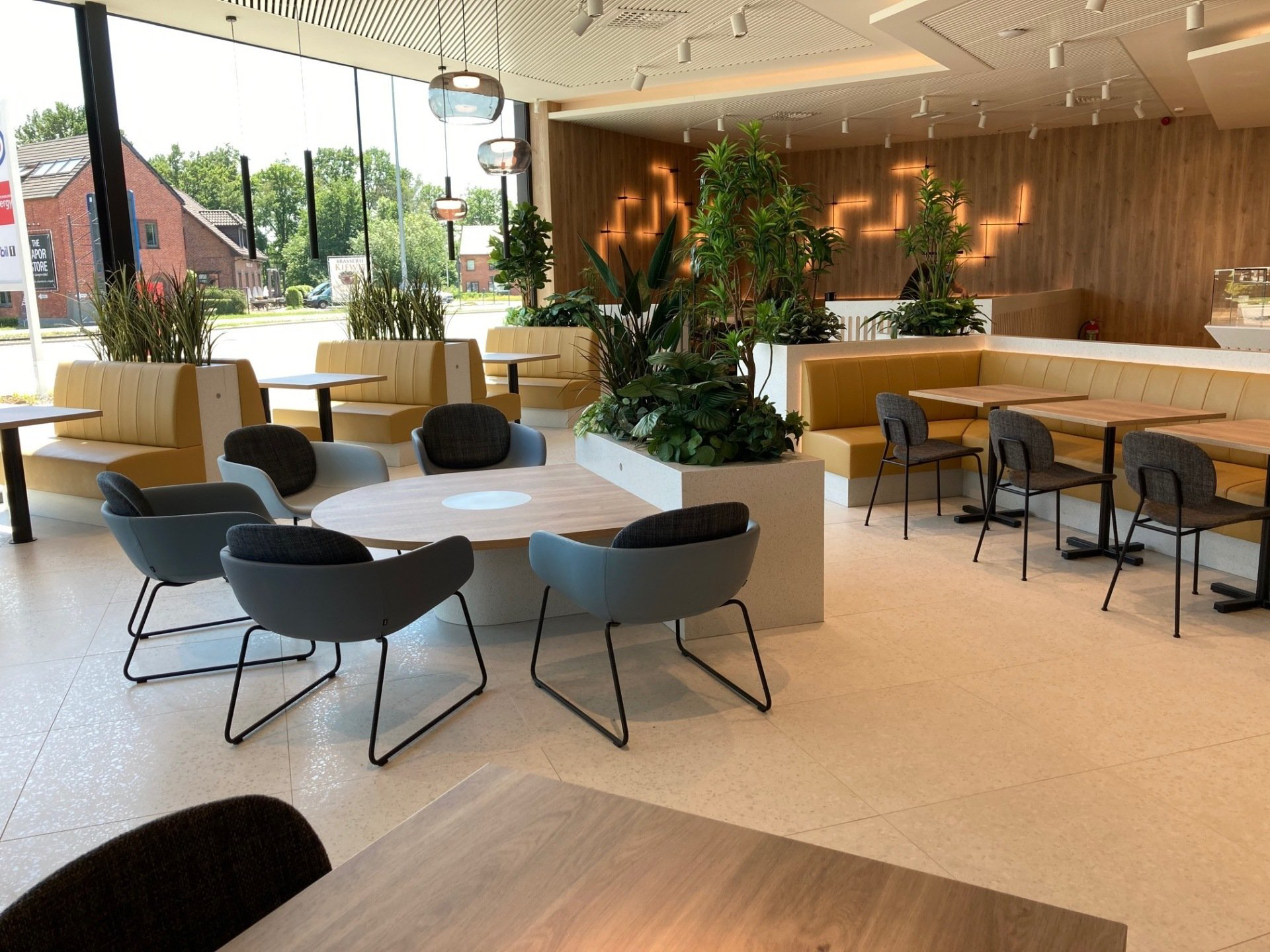 Treinbank en hoekbank met gestikte banen.