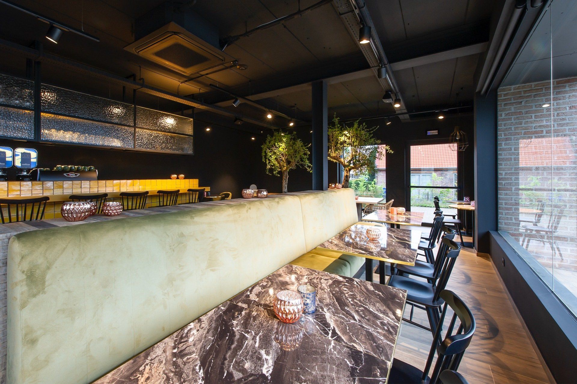 Rechte zitbank op maat. Gestoffeerde zetel. Stofferen maatwerk zitbanken. Schrijnwerkerij. Stoffeerderij. Maatwerk. Ontwerp interieurbouwers, interieurdesigners, interieurarchitecten. Voor horeca, retail, zorg en bedrijven.