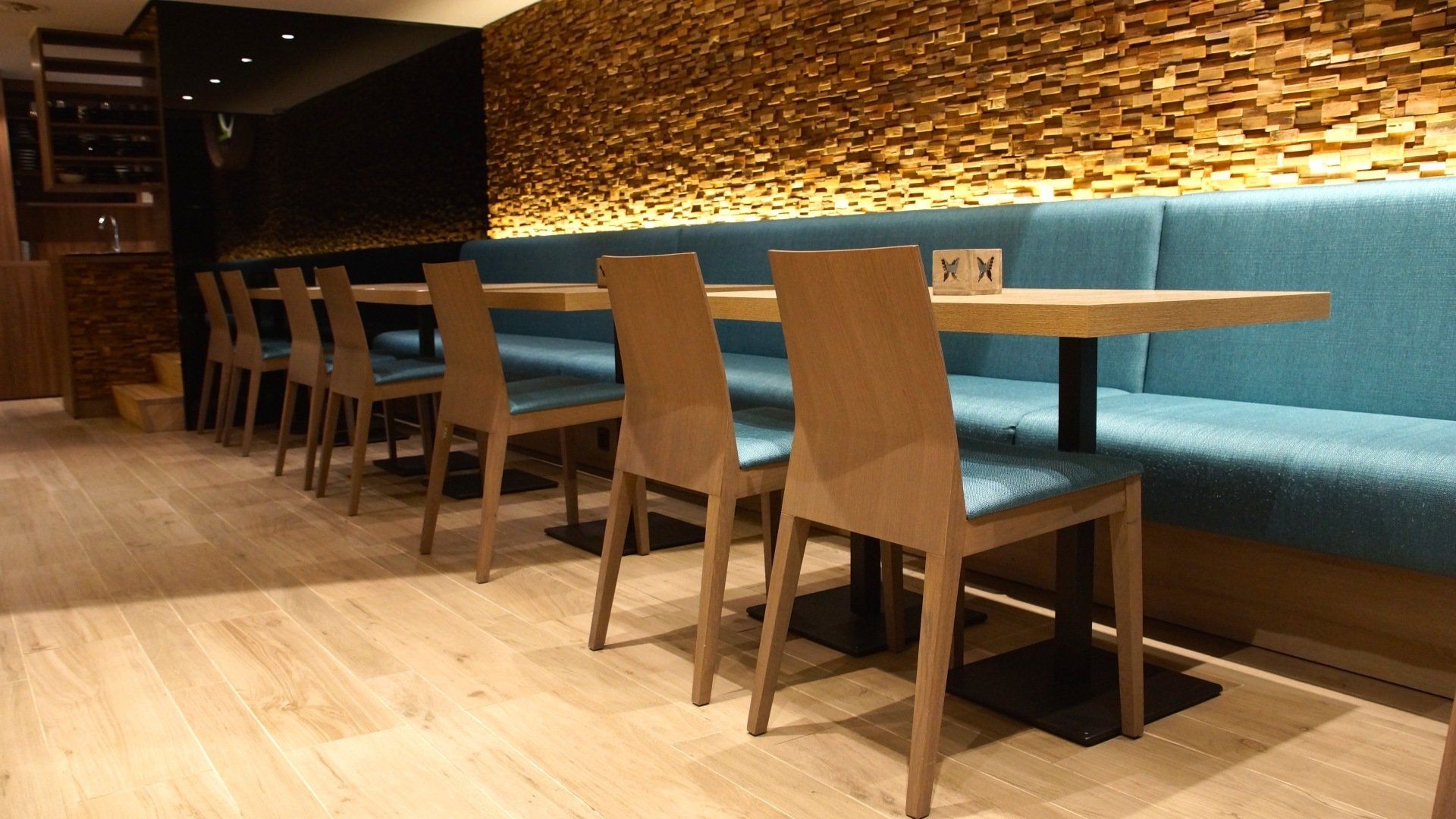 Rechte zitbank op maat. Gestoffeerde zetel. Stofferen maatwerk zitbanken. Schrijnwerkerij. Stoffeerderij. Maatwerk. Ontwerp interieurbouwers, interieurdesigners, interieurarchitecten. Voor horeca, retail, zorg en bedrijven.