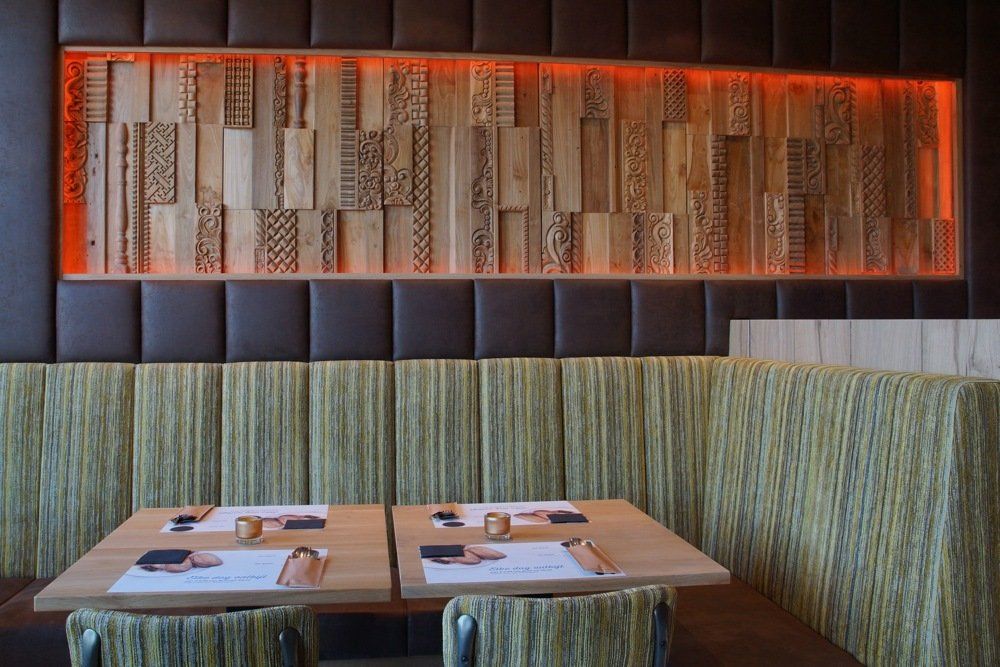 Hoekbanken  op maat. Gestoffeerde hoekzetel. Stofferen maatwerk zitbanken. Schrijnwerkerij. Stoffeerderij. Maatwerk. Ontwerp interieurbouwers, interieurdesigners, interieurarchitecten. Voor horeca, retail, zorg en bedrijven. Afwerking naar keuze. Gestoffeerde rug met verticale banen.