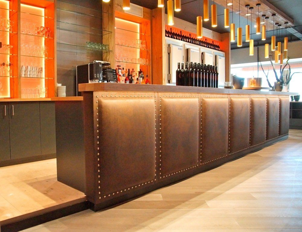 Bekleding togen.  Gestoffeerde aankleding togen. Stofferen maatwerk. Schrijnwerkerij. Stoffeerderij. Maatwerk. Ontwerp interieurbouwers, interieurdesigners, interieurarchitecten. Voor horeca, retail, zorg en bedrijven.