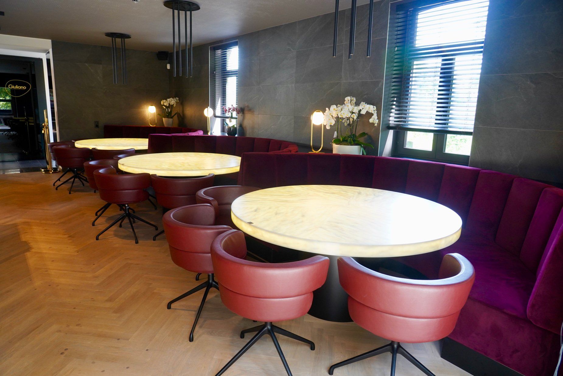 Gestoffeerde ronde zitbank. Gestoffeerde ronde zetel. Maatwerk ronde zitbanken. Schrijnwerkerij. Stoffeerderij. Maatwerk. Ontwerp interieurbouwers, interieurdesigners, interieurarchitecten. Voor horeca, retail, zorg en bedrijven.