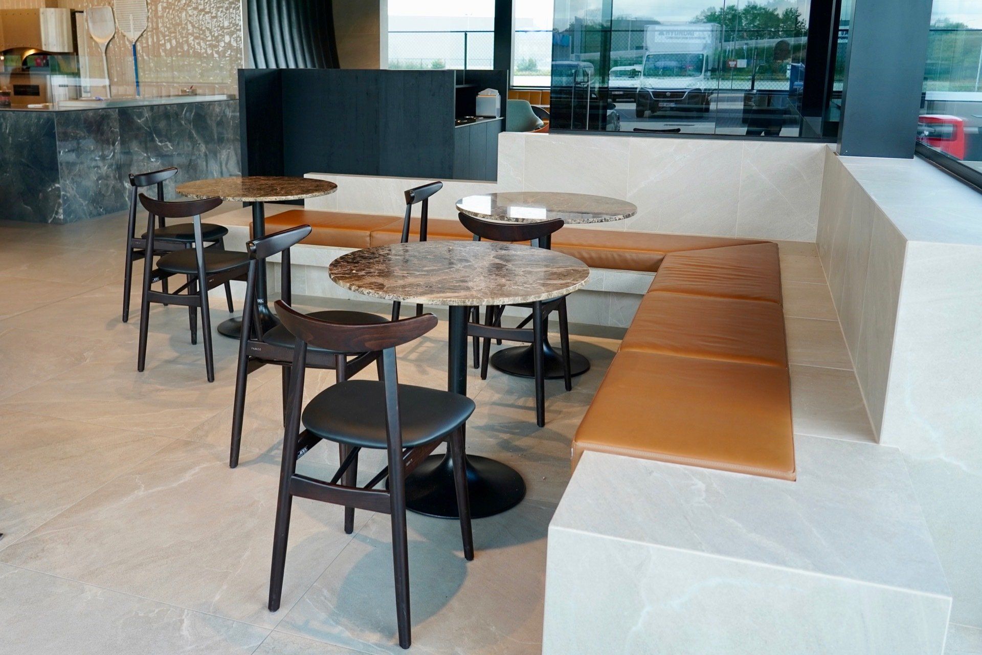 Zitkussens op maat. Schuimen en stoffen geschikt voor intensief gebruik. Zitkussens op maat. Kussens banken interieurbouwers. Stofferen maatwerk zitbanken. Schrijnwerkerij. Stoffeerderij. Maatwerk. Ontwerp interieurbouwers, interieurdesigners, interieurarchitecten. Voor horeca, retail, zorg en bedrijven. Afwerking naar keuze.