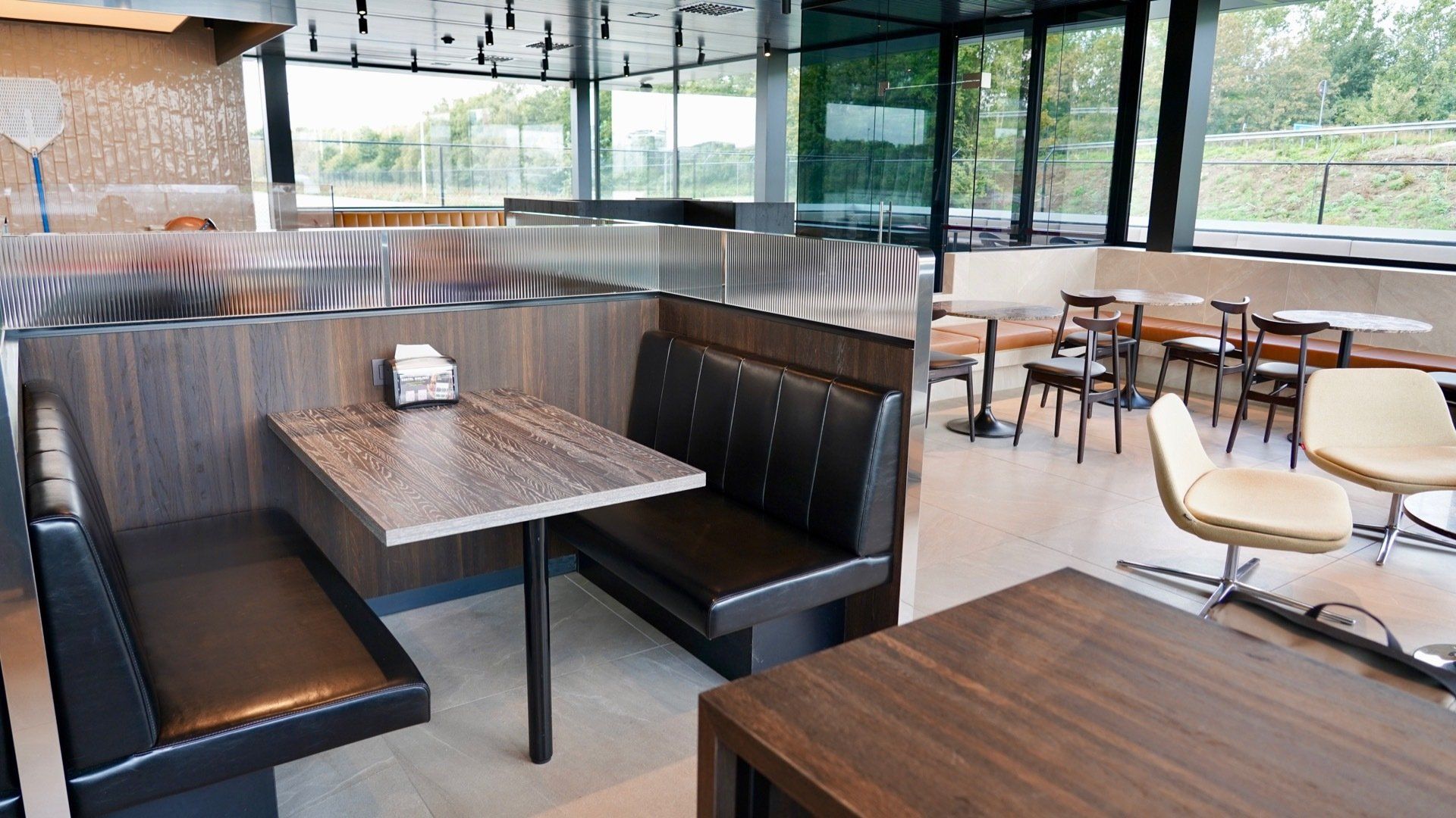 Bekleding frames interieurbouwers op maat. Rugkussens zitbanken. Zitkussens banken.  Stofferen maatwerk zitbanken. Houten, gelamineerde frames. Stoffeerderij. Maatwerk. Ontwerp interieurbouwers, interieurdesigners, interieurarchitecten. Voor horeca, retail, zorg en bedrijven. Afwerking naar keuze. Gestoffeerde rug en zit.