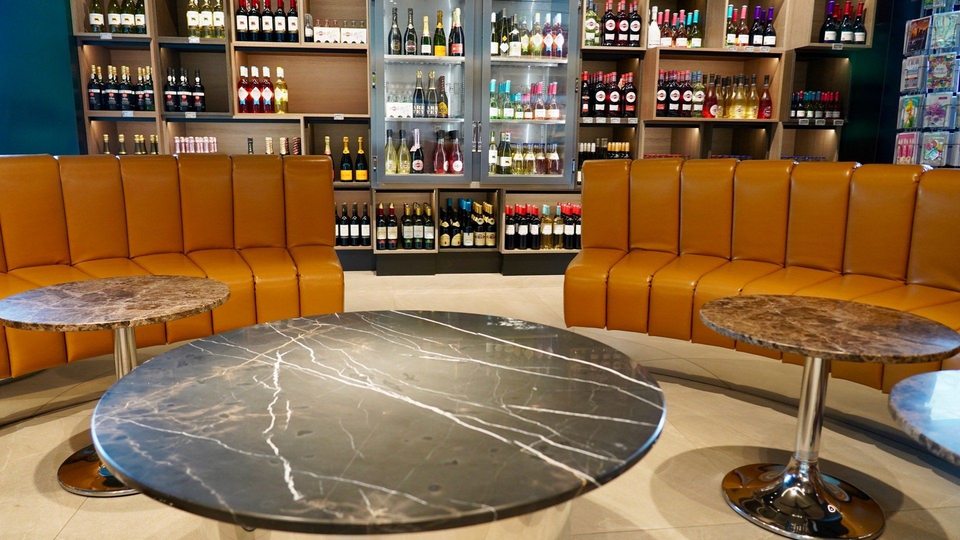 Ronde banken op maat. Stoffering aangeleverde frames. Gestoffeerde halfronde zitbanken. Stofferen maatwerk zitbanken. Schrijnwerkerij. Stoffeerderij. Maatwerk. Ontwerp interieurbouwers, interieurdesigners, interieurarchitecten. Voor horeca, retail, zorg en bedrijven. Afwerking naar keuze. Gestoffeerde rug met verticale banen.