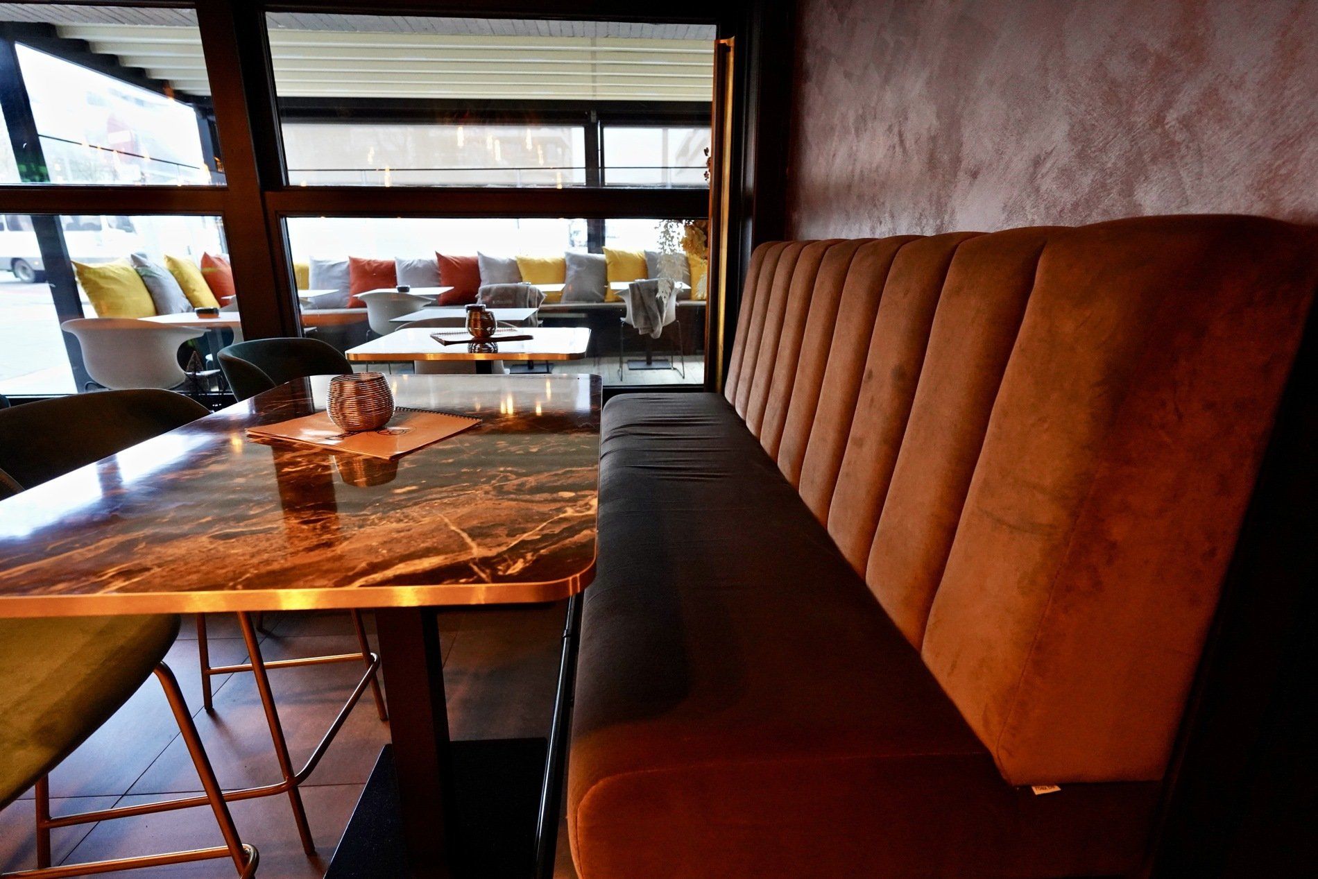 ZItbank met gestoffeerde panelen in de rug.