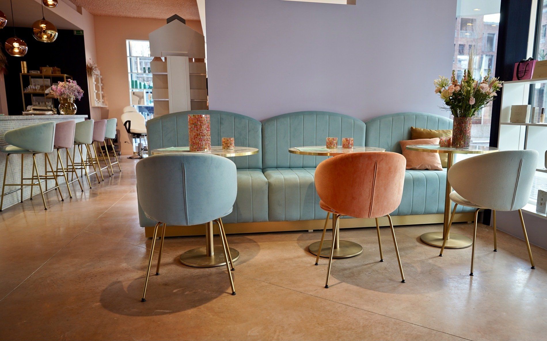 Bank met geboden rug. Gestikte banen.