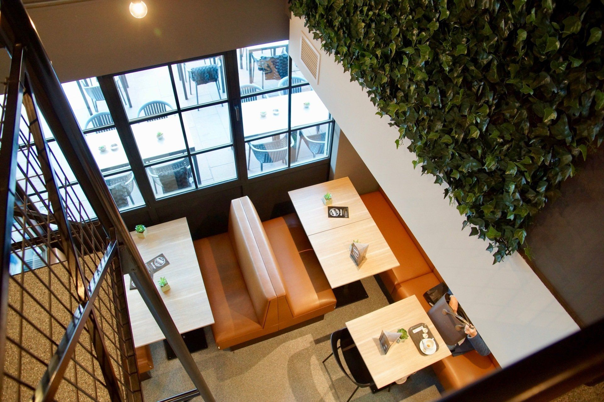 Gekoppelde banken op maat.  Stofferen maatwerk zitbanken. Houten, gelamineerde frames. Stoffeerderij. Maatwerk. Ontwerp interieurbouwers, interieurdesigners, interieurarchitecten. Voor horeca, retail, zorg en bedrijven. Afwerking naar keuze. Gestoffeerde rug en zit. Vlakke afwerking.