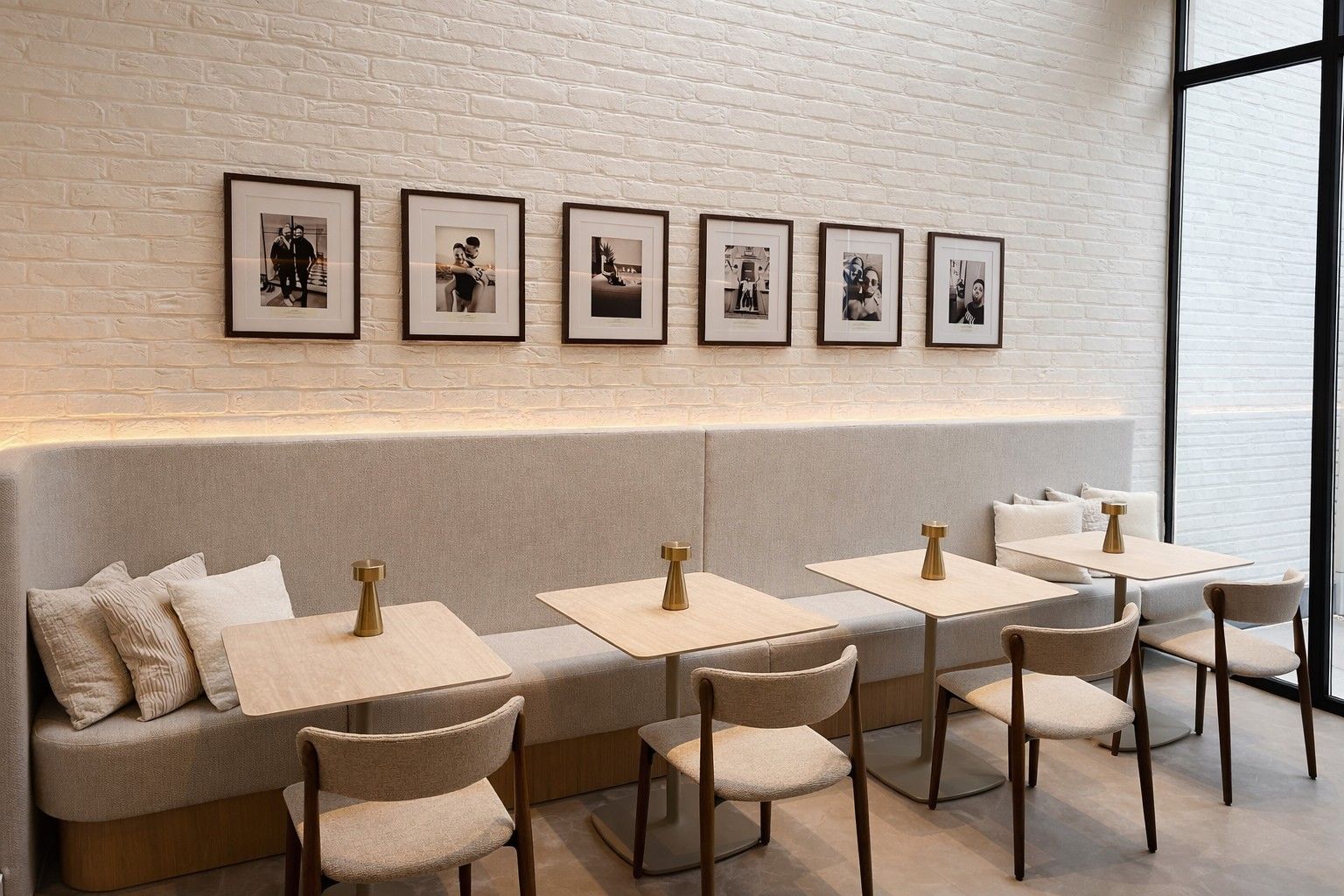 Halfronde zitbank, zit vlak gestoffeerd rug met gestoffeerde panelen.