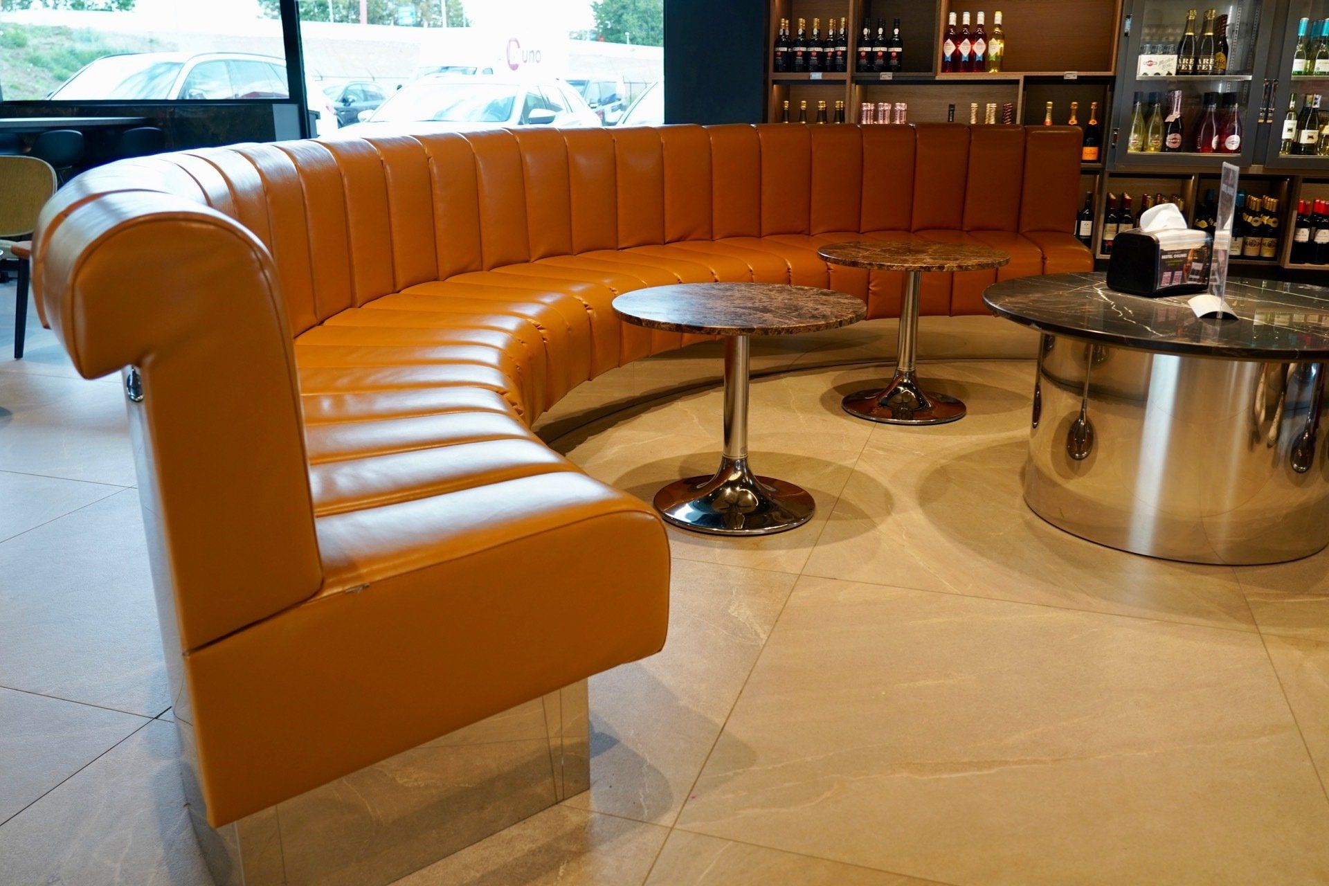 Halfronde zitbank met kunstleder bekleed.