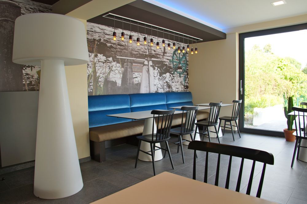 Zitbanken op maat.  Rechte zetels. Afwerking rug met horizontale banen. Stofferen maatwerk zitbanken. Houten, gelamineerde frames. Stoffeerderij. Maatwerk. Ontwerp interieurbouwers, interieurdesigners, interieurarchitecten. Voor horeca, retail, zorg en bedrijven. Afwerking naar keuze. Gestoffeerde rug en zit. Vlakke afwerking.