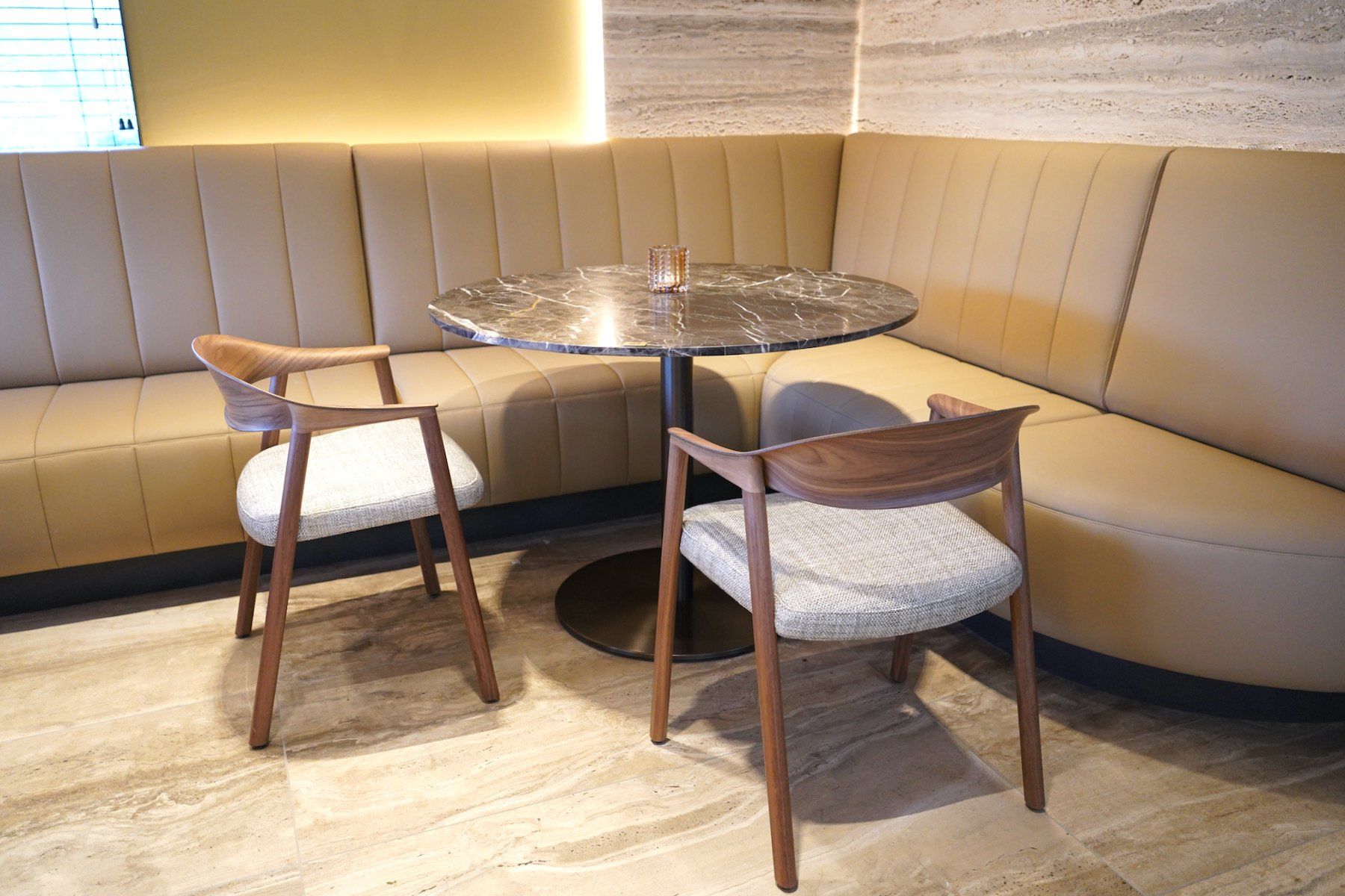 Hoekbanken  op maat. Gestoffeerde hoekzetel. Stofferen maatwerk zitbanken. Schrijnwerkerij. Stoffeerderij. Maatwerk. Ontwerp interieurbouwers, interieurdesigners, interieurarchitecten. Voor horeca, retail, zorg en bedrijven. Afwerking naar keuze. Stoffering met gestikte banen.  Afronding van de zit en rug. Ronde vormen.