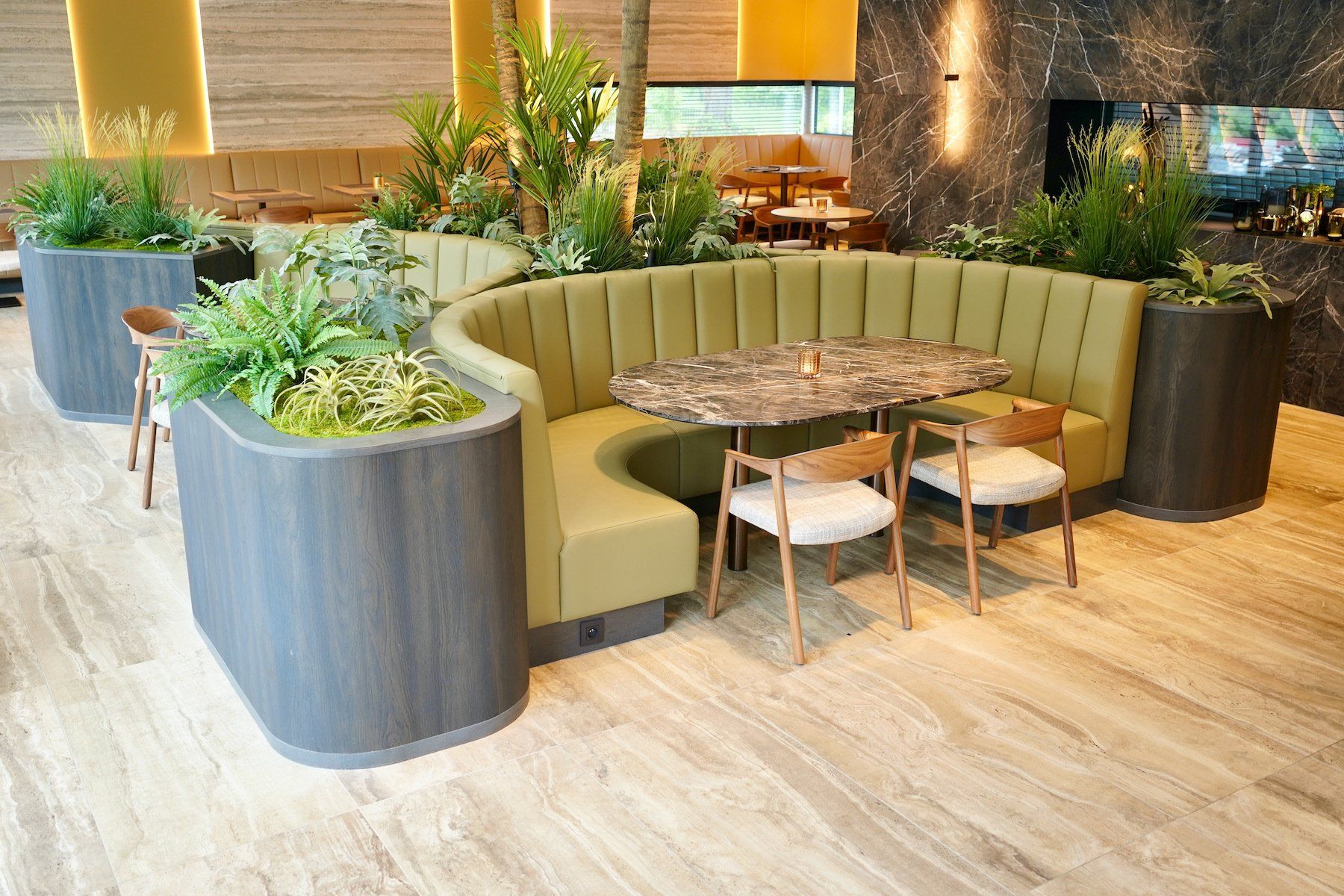 Halfronde zitbank, zit vlak gestoffeerd rug met gestoffeerde panelen.