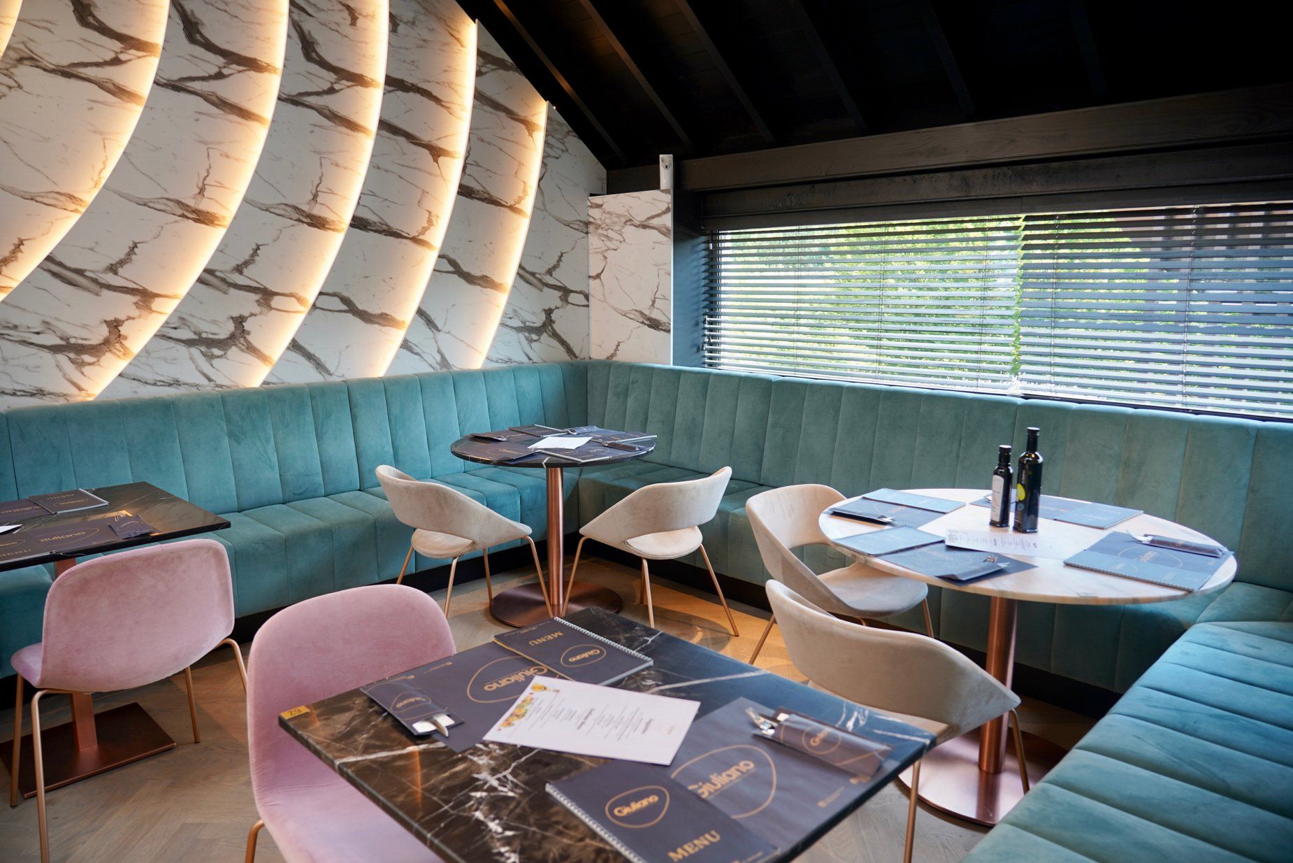 Hoekbank. Rug en zit met gestikte banen.