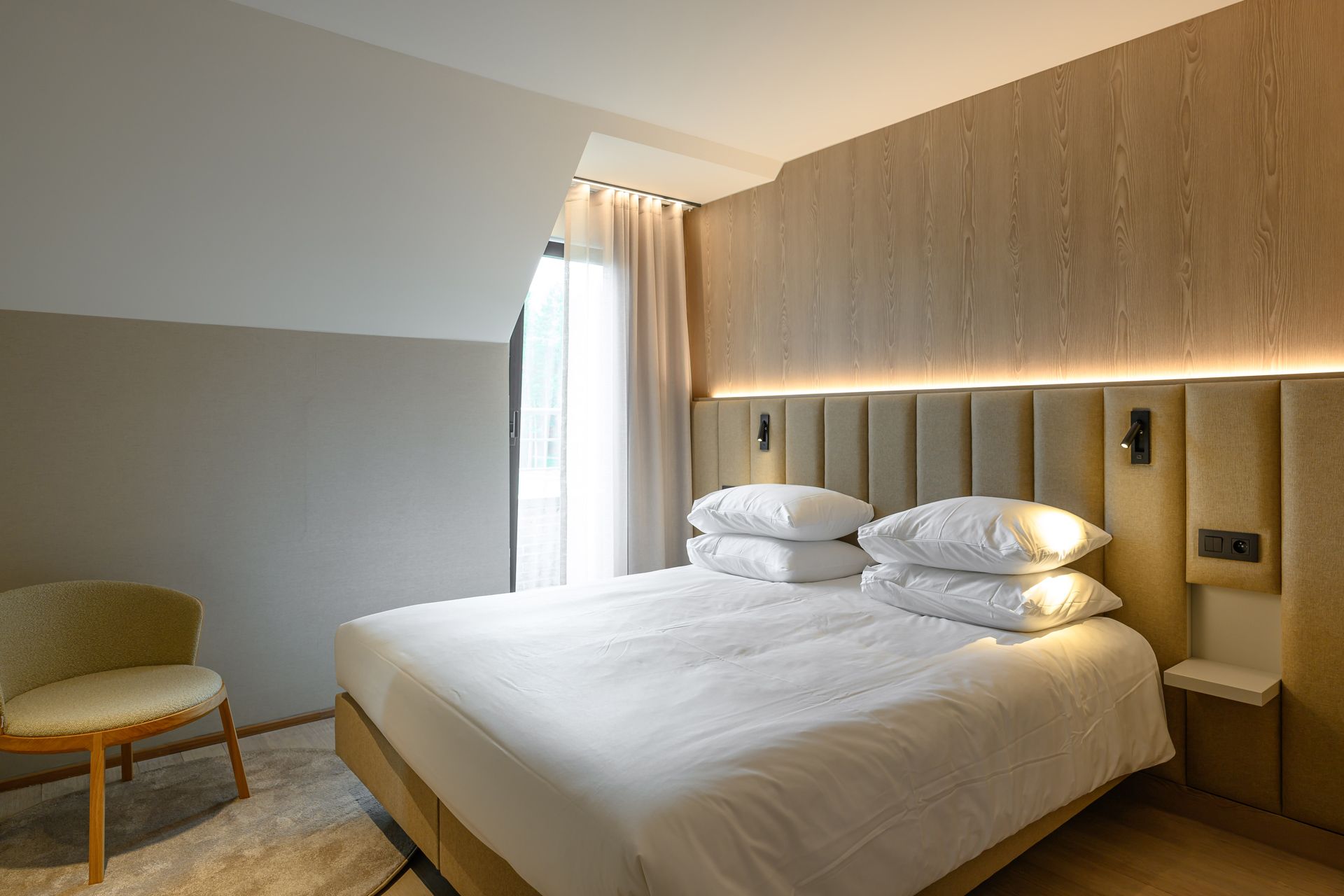 Bedwand voorzien van uitsparingen voor voorzieningen