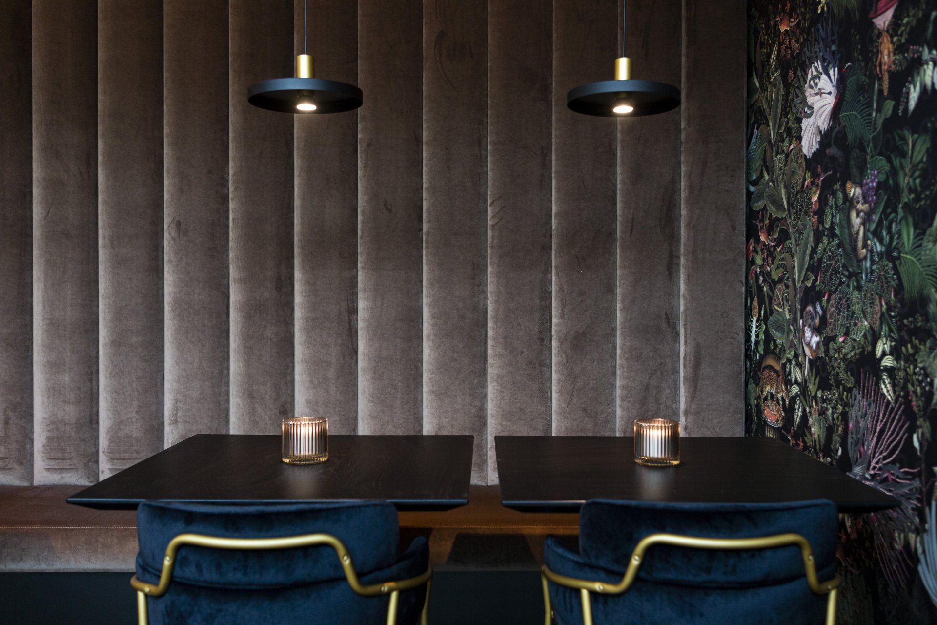 Wandaankleding op maat. Stoffering aangeleverde frames. Productie frames met stoffering naar keuze. Verticale panelen gestoffeerd. Losse panelen. Gestoffeerde halfronde zitbanken. Stofferen maatwerk zitbanken. Schrijnwerkerij. Stoffeerderij. Maatwerk. Ontwerp interieurbouwers, interieurdesigners, interieurarchitecten. Voor horeca, retail, zorg en bedrijven. Afwerking naar keuze. Gestoffeerde rug met verticale banen.