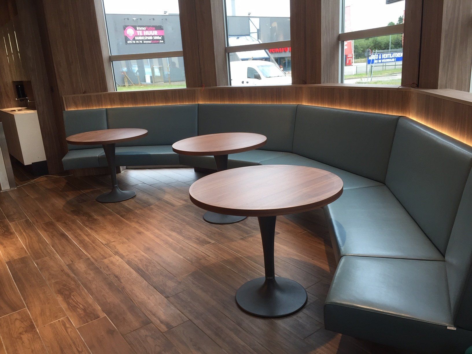 Bank volgens ontwerp architect.Vlak gestoffeerd.