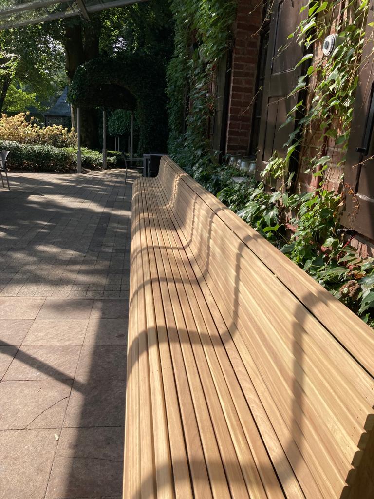 Outdoor bank in hardhout.