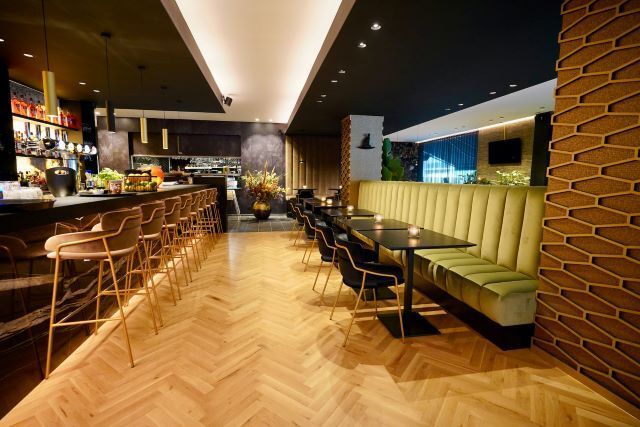 Zitbanken op maat.  Rechte zetels. Afwerking rug met verticale panelen. Stofferen maatwerk zitbanken. Houten, gelamineerde frames. Stoffeerderij. Maatwerk. Ontwerp interieurbouwers, interieurdesigners, interieurarchitecten. Voor horeca, retail, zorg en bedrijven. Afwerking naar keuze. Gestoffeerde rug en zit. Vlakke afwerking.