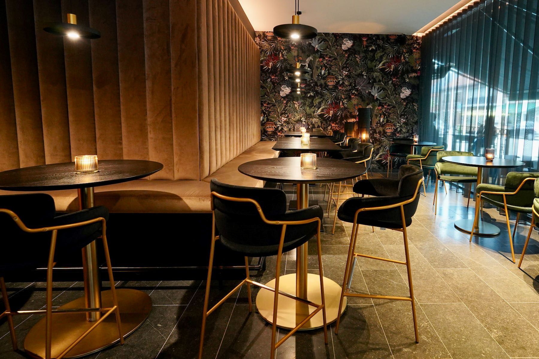 Hoge zitbank. Vlakke zit - gestoffeerde panelen  in de rug.