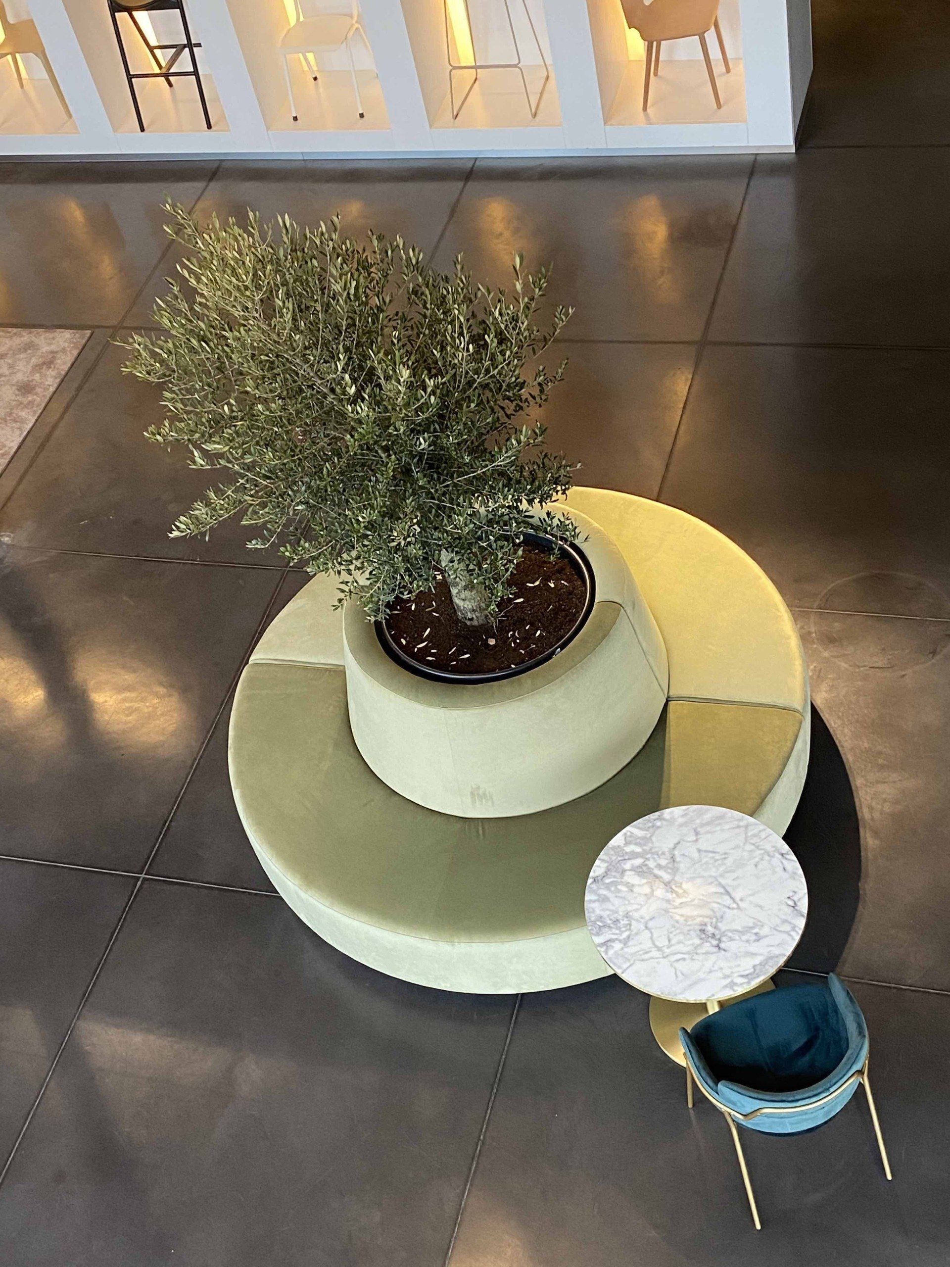 Ronde zitbanken voor horeca en bedrijven. Productie en stofferen. Maatwerk. Duurzame materialen. Kwalitatieve projectstoffen.