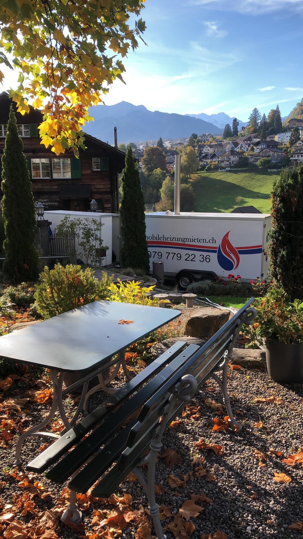 Ein weißer Lastwagen mit der Aufschrift „Pepsi“ steht vor einem Tisch und einer Bank.