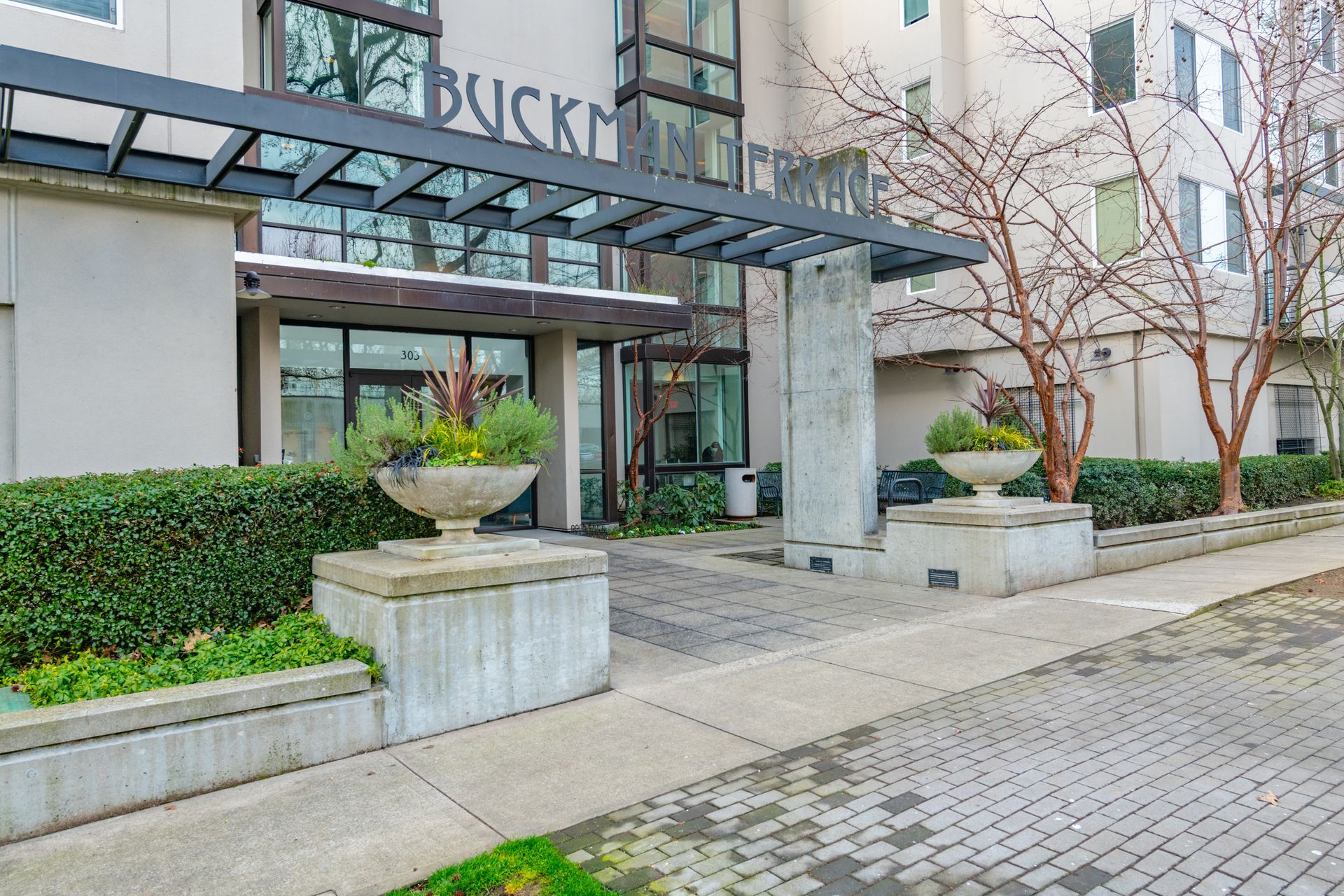 A building with a sign that says buckminster on it