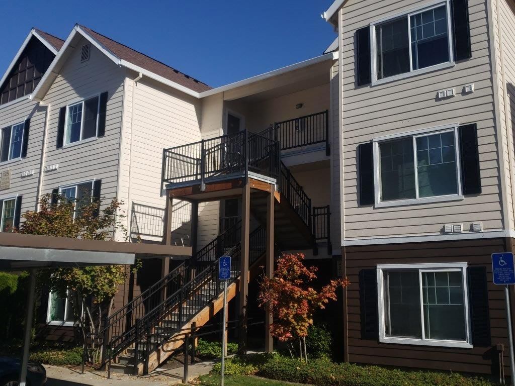 A large apartment building with stairs leading up to the second floor