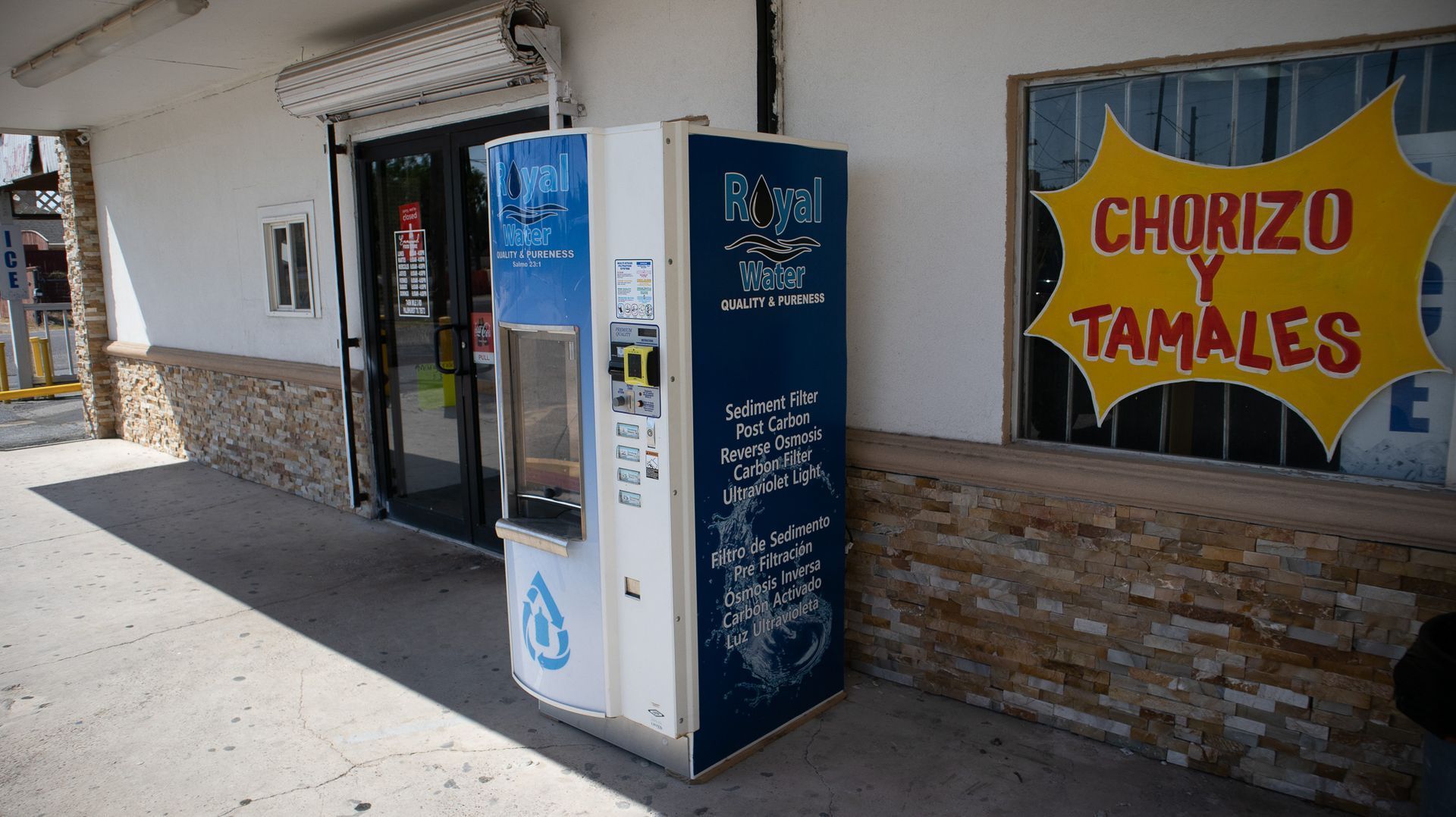 A vending machine with a sign that says chorizo y tamales