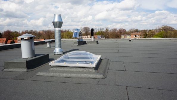 D&R Roofing: Modern flat roof system with rooflights and ventilation in Wimbledon.