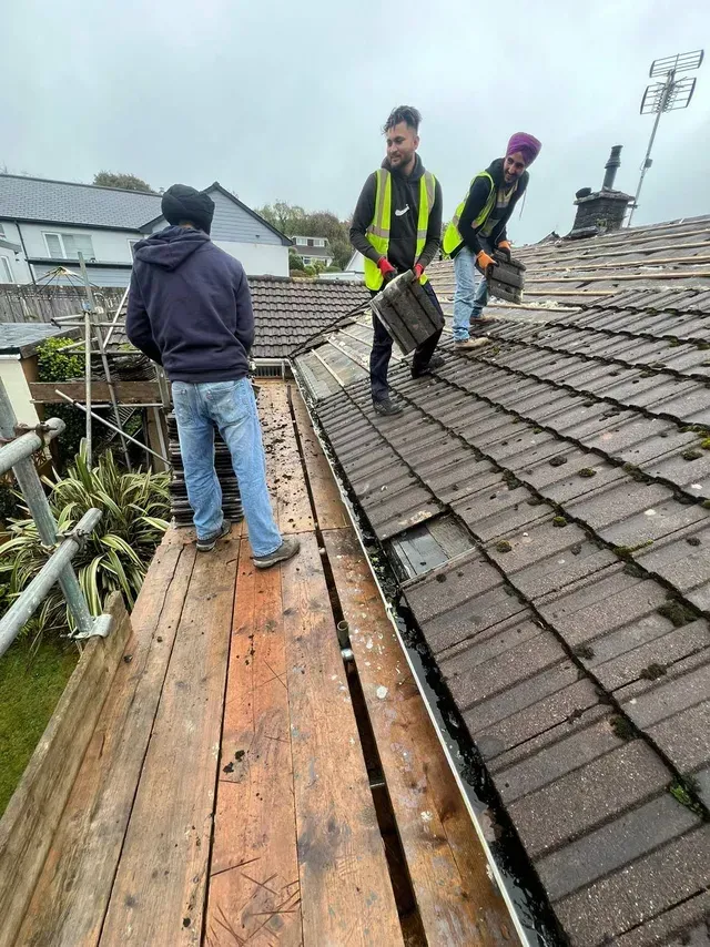 Roofers in Wimbledon taking out old roof tiles for roof repalcement