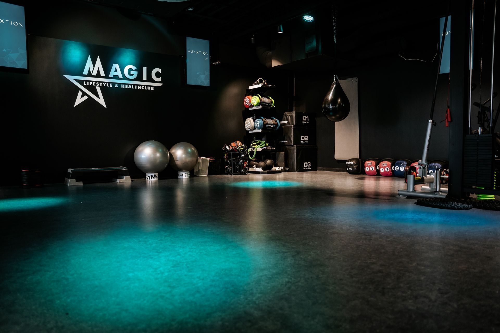 Een sportschool met een bordje waarop magie staat