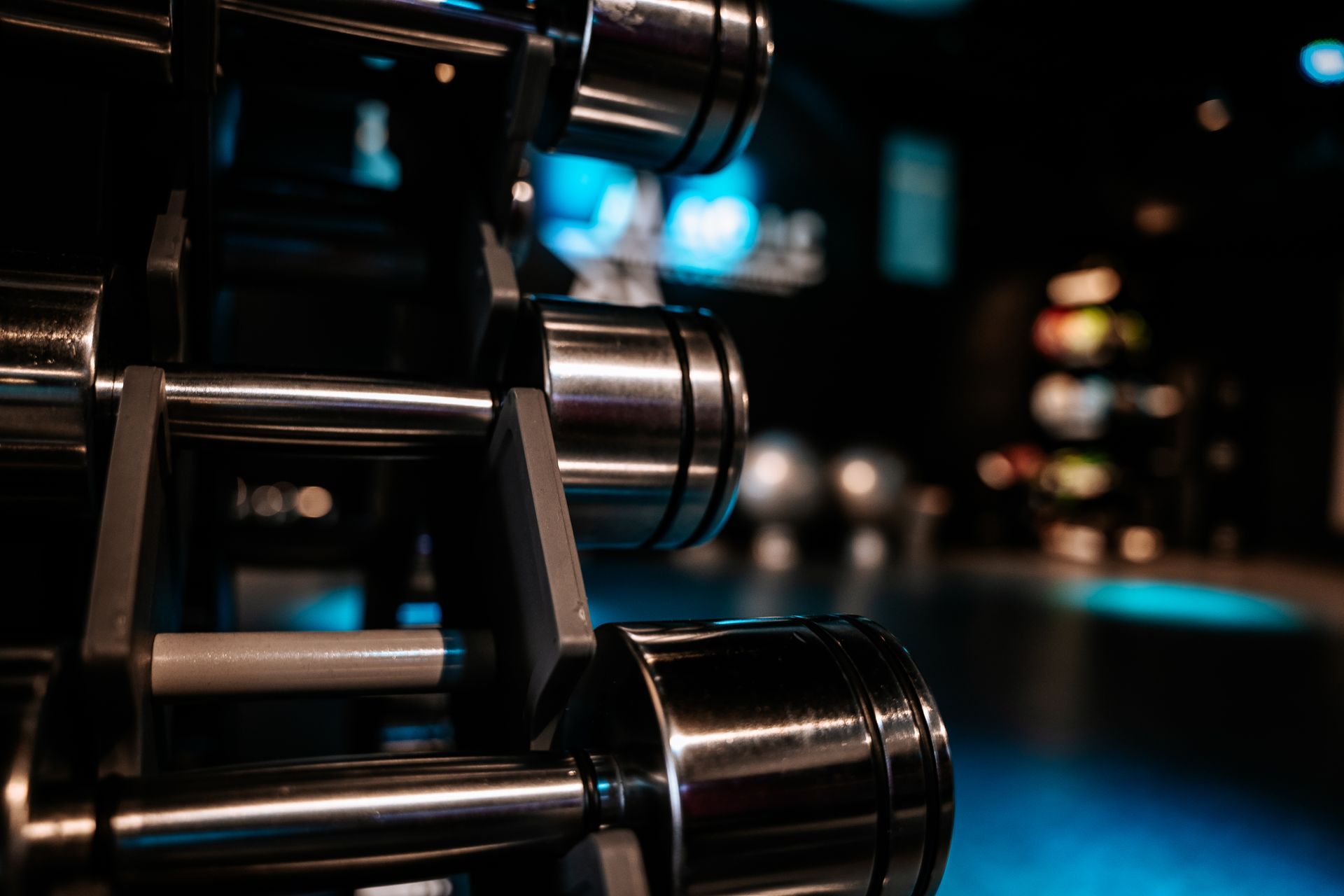 Een rij halters die op elkaar gestapeld zijn op een rek in een sportschool.